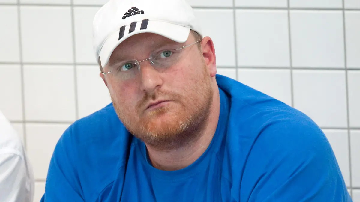 Der deutsche Schwimmtrainer Stefan Lurz, Bruder des mehrfachen Freiwasser-Weltmeisters Thomas Lurz, verfolgt am Donnerstag (11.11.2010) in der sogenannten Schwimmoper in Wuppertal die Wettkämpfe. Foto: Bernd Thissen dpa/lnw
