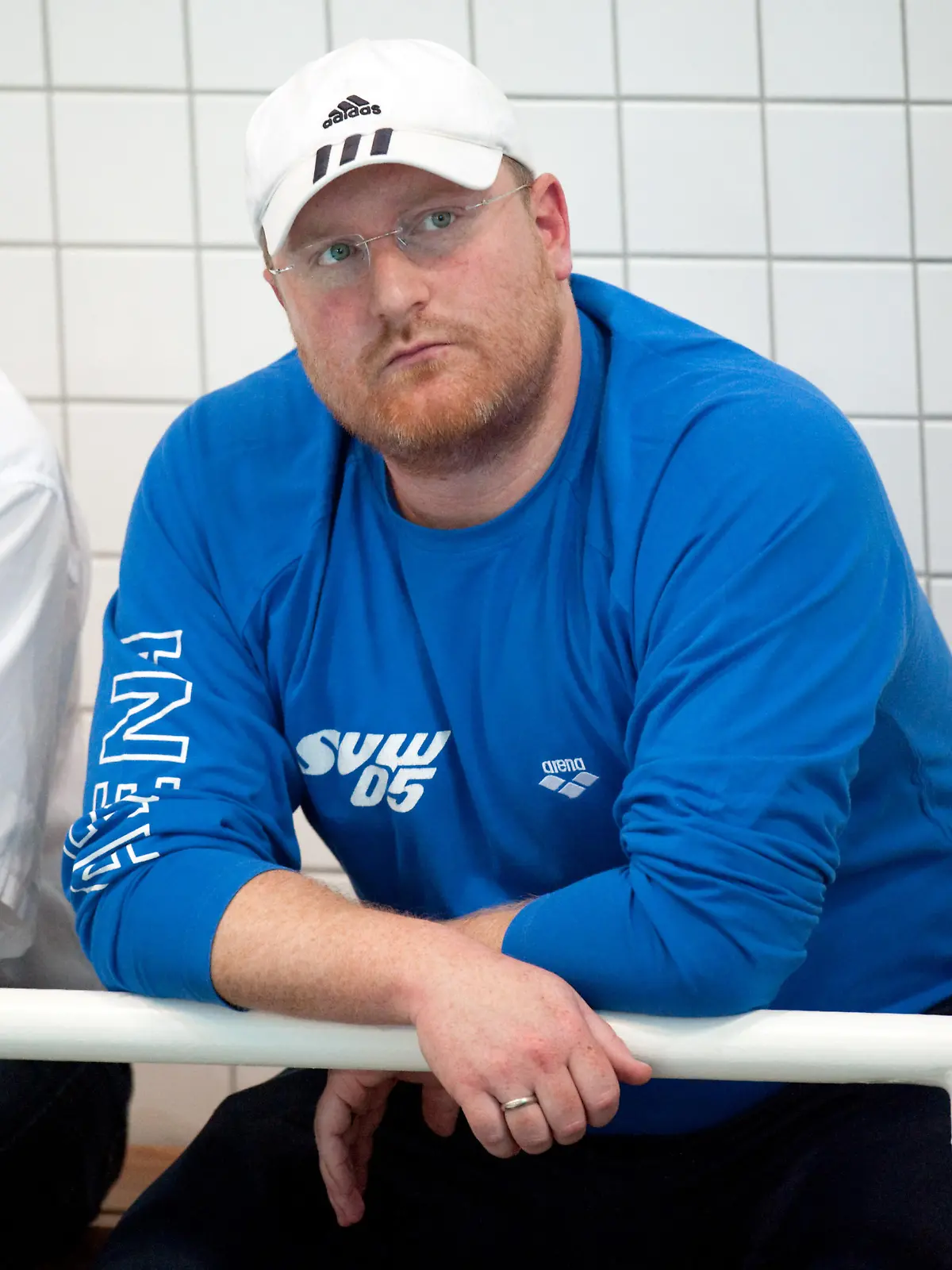 Der deutsche Schwimmtrainer Stefan Lurz, Bruder des mehrfachen Freiwasser-Weltmeisters Thomas Lurz, verfolgt am Donnerstag (11.11.2010) in der sogenannten Schwimmoper in Wuppertal die Wettkämpfe. Foto: Bernd Thissen dpa/lnw