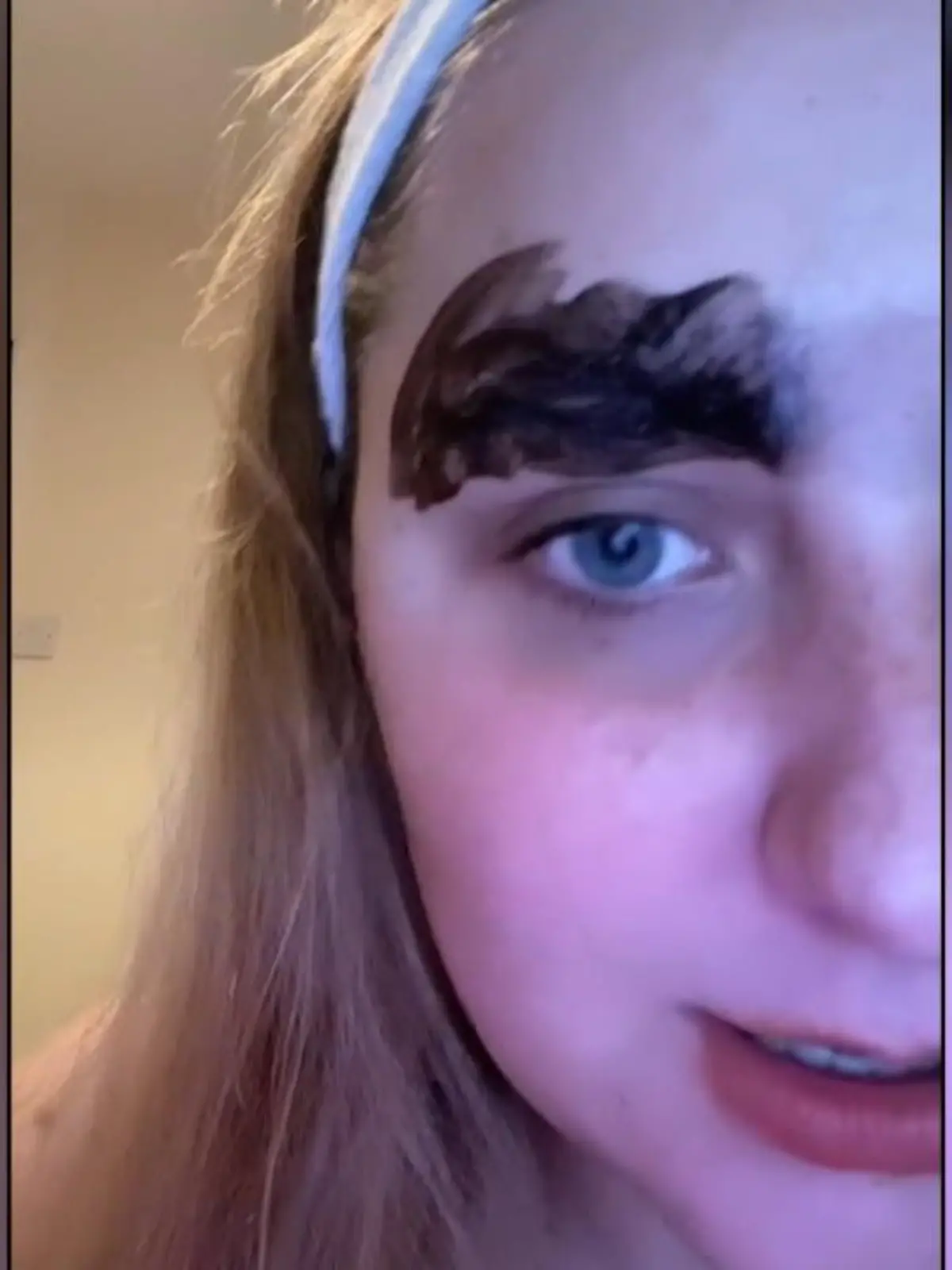 Beth hat nach dem Augenbrauenfärben einen schwarzen Schimmer auf der Stirn. Dabei hat sie nach eigenen Angaben alles gemacht wie immer.