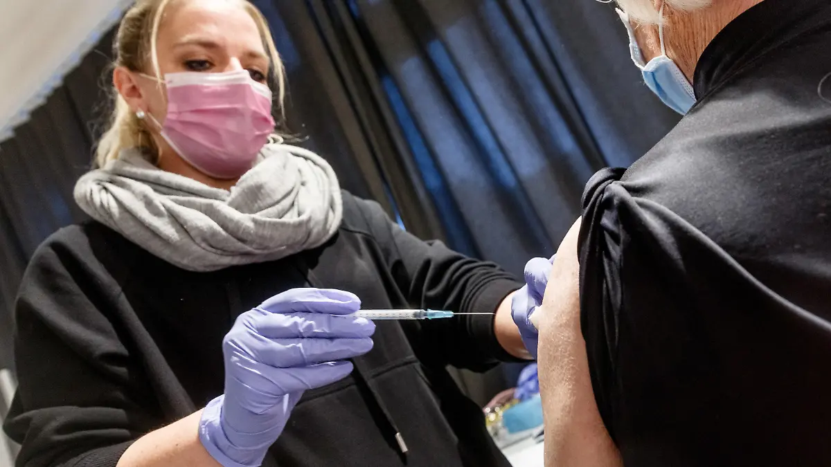 26.11.2021, Schleswig-Holstein, Eutin: Krankenschwester Swenja Grandke impft in der Impfstelle Eutin gegen das Corona Virus. Heute starten in ganz Schleswig-Holstein zunächst 24 Impfstellen, um die Geschwindigkeit bei den COVID-19-Auffrischimpfungen zu erhöhen und die Praxen der niedergelassenen Ärztinnen und Ärzte bei den Corona-Impfungen zu unterstützen und zu entlasten. Foto: Markus Scholz/dpa +++ dpa-Bildfunk +++