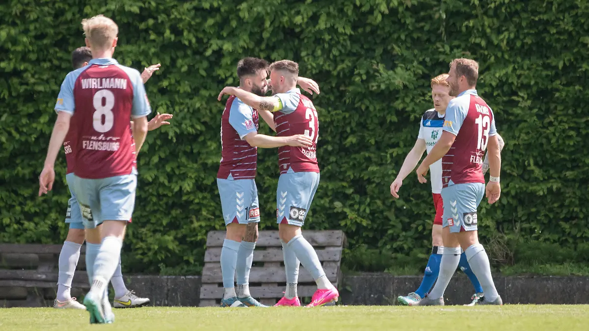 Fußball, Saison 2022/23, Regionalliga Nord, Hamburger SV II U21, U 21 - SC Weiche Flensburg, Sportpark Eimsbüttel Stadion Hamburg, 27.05.2023, 38. Spieltag Marcel Cornils  10, Flensburg, Torschütze und Dominic Hartmann  37, Flensburg, Teamkapitän umarmen sich Nur zur redaktionellen Nutzung. Hamburg Wolfgang-Meyer-Stadion, Hagenbeckstr. 124 Hamburg Deutschland *** Soccer, 2022 season 23, Regionalliga Nord, Hamburger SV II U21 SC Weiche Flensburg, Sportpark Eimsbüttel Stadion Hamburg , 27 05 2023, 38 match day Marcel Cornils 10, Flensburg, goal scorer and Dominic Hartmann 37, Flensburg, team captain embrace Only for editorial use Hamburg Wolfgang Meyer Stadion, Hagenbeckstr 124 Hamburg Germany Copyright: xIMAGO./Lobeca/RobertoxSeidel,xAllxrightsxnotxspecificallyxgrantedxarexreserved.x