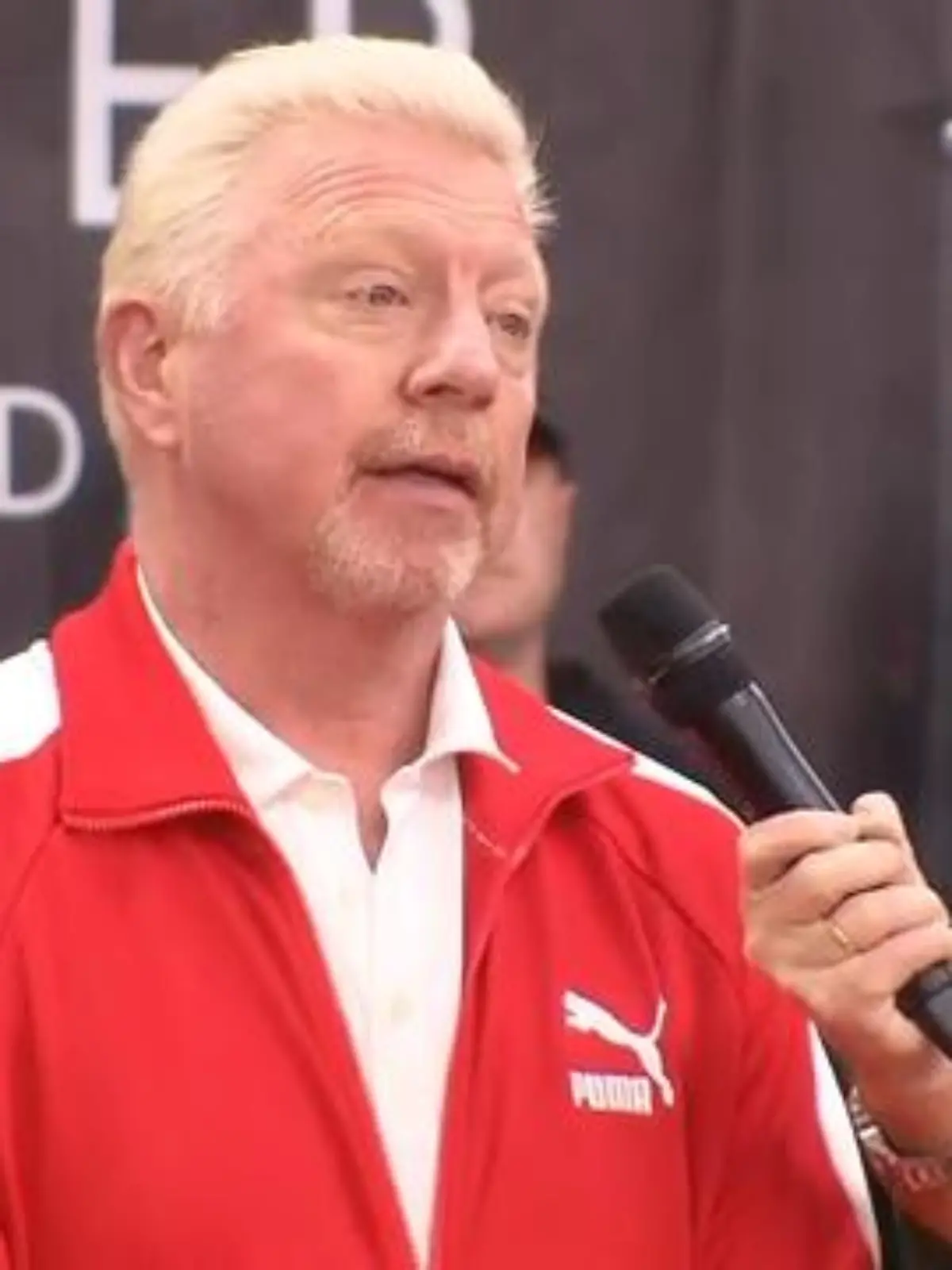 Am heutigen Montagmittag gab sich der ehemalige Tennisprofi Boris Becker die Ehre und eröffnete höchstpersönlich die „Boris Becker International Tennis Academy“ in Hochheim am Main. Gemeinsam möchten er und die anderen anwesenden Trainer den Tennissport in Deutschland wieder voran bringen.