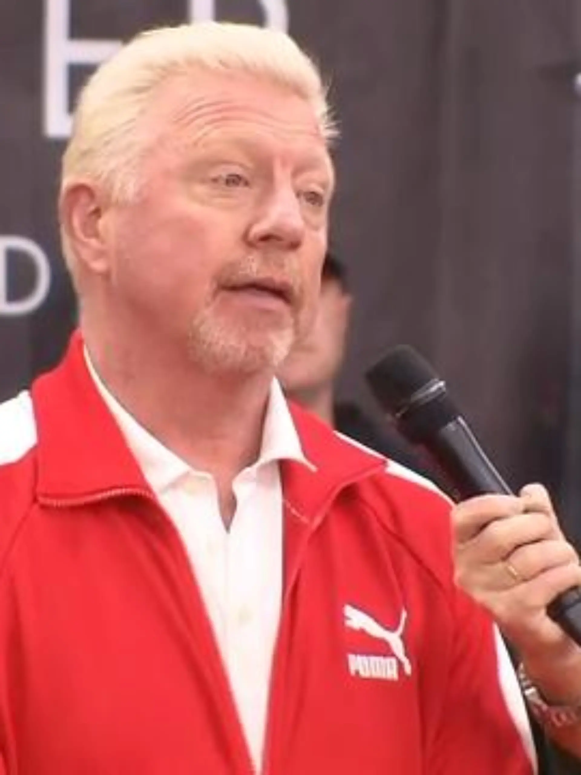 Am heutigen Montagmittag gab sich der ehemalige Tennisprofi Boris Becker die Ehre und eröffnete höchstpersönlich die „Boris Becker International Tennis Academy“ in Hochheim am Main. Gemeinsam möchten er und die anderen anwesenden Trainer den Tennissport in Deutschland wieder voran bringen.