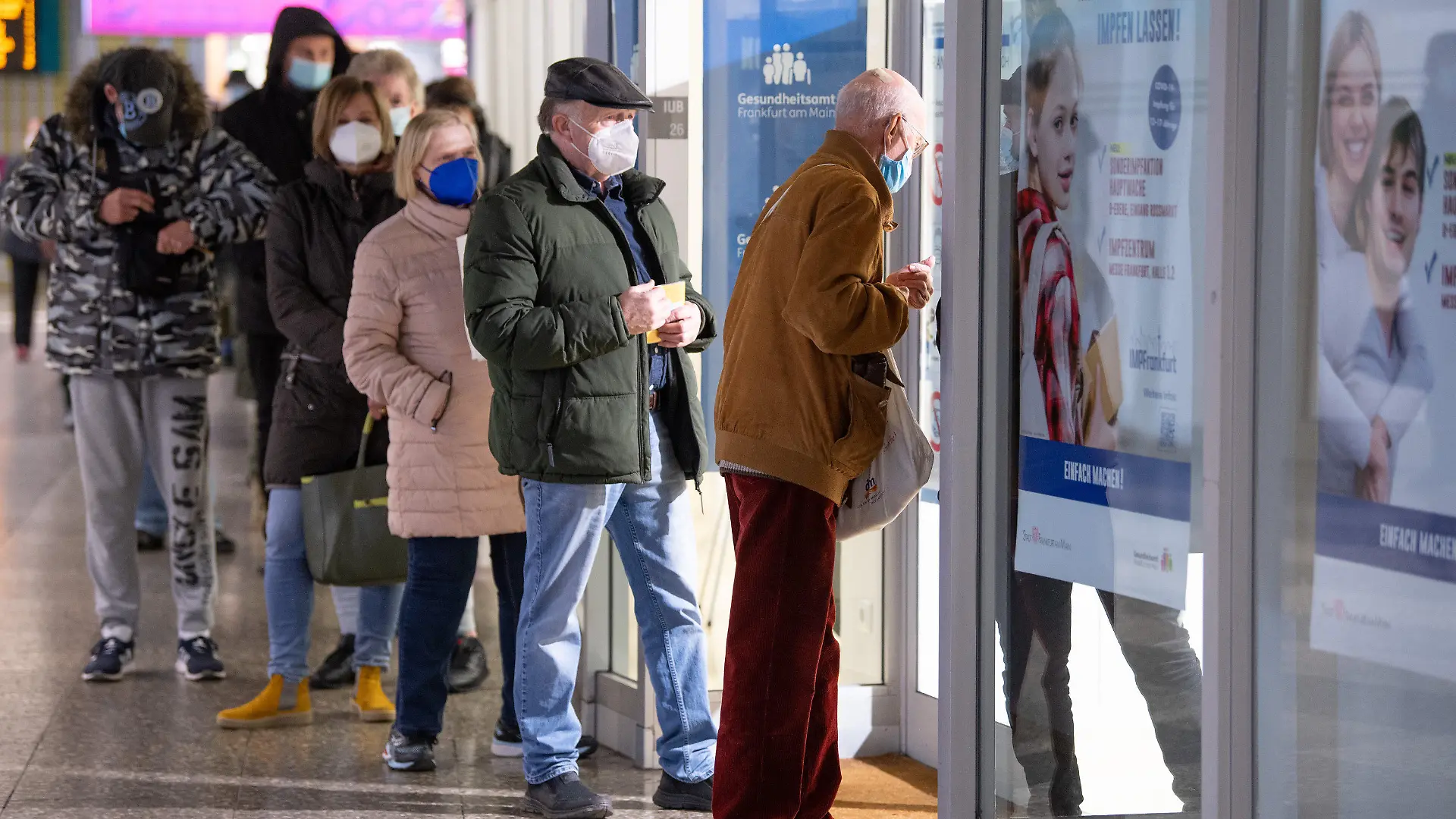 15.11.2021, Hessen, Frankfurt/Main: Impfwillige stehen im Rahmen einer Sonder-Impaktion des Gesundheitsamtes Frankfurt vor einem Impfzentrum auf der B-Ebene der Hauptwache Schlange, um sich gegen das Corona-Virus impfen zu lassen. Bundesweit steigen die Corona-Inzidenzen unterdessen weiter an. Foto: Boris Roessler/dpa +++ dpa-Bildfunk +++