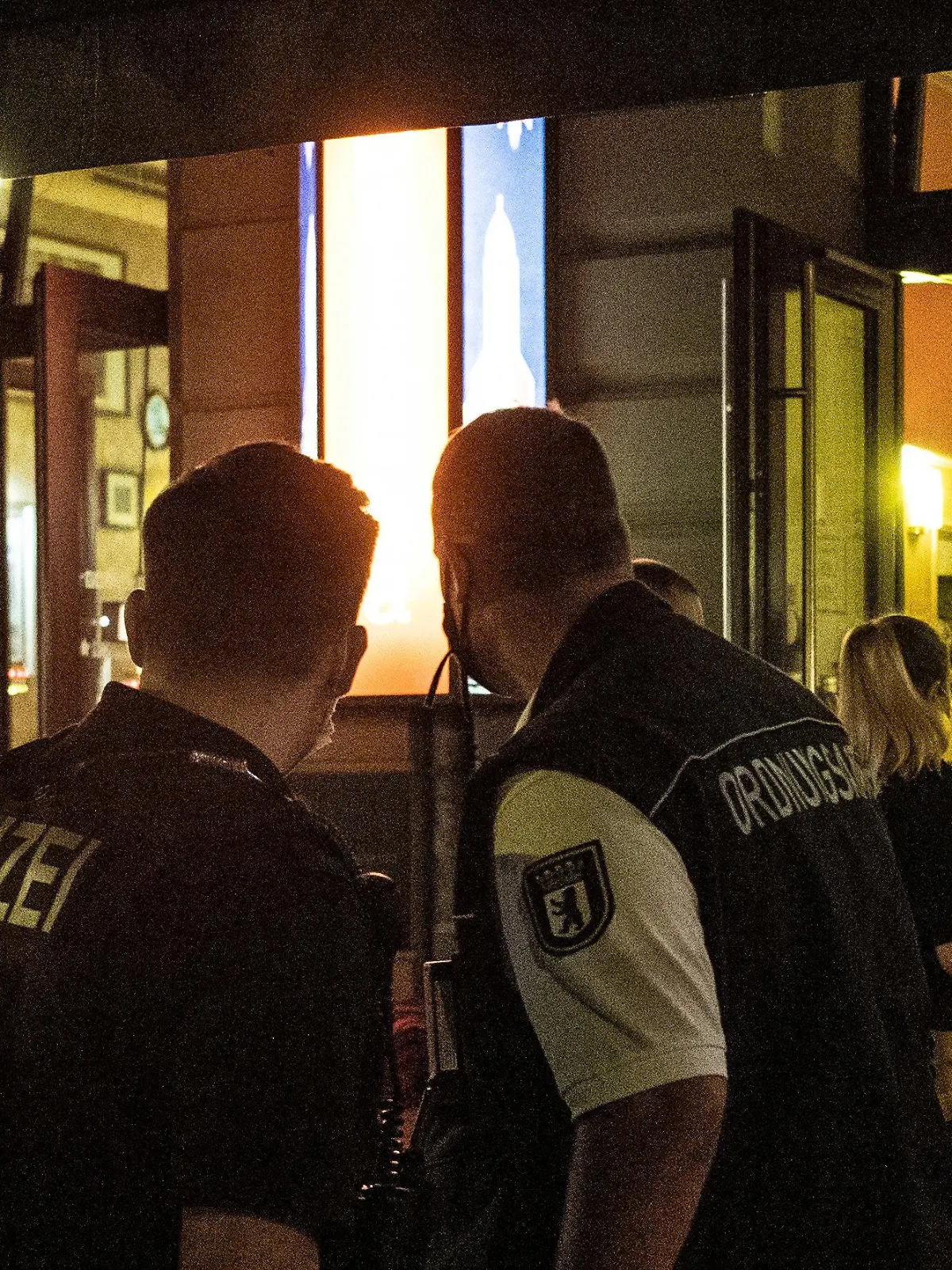 ARCHIV - 24.07.2020, Berlin: Ein Polizeibeamter und zwei Mitarbeiter des Ordnungsamtes stehen vor einem Lokal. Angesichts der verschärften Corona-Regeln hält die Gewerkschaft der Polizei (GdP) eine Impfpflicht für Polizisten erforderlich. (zu dpa «Berliner Gewerkschaft will Impfpflicht für Polizei») Foto: Paul Zinken/dpa +++ dpa-Bildfunk +++