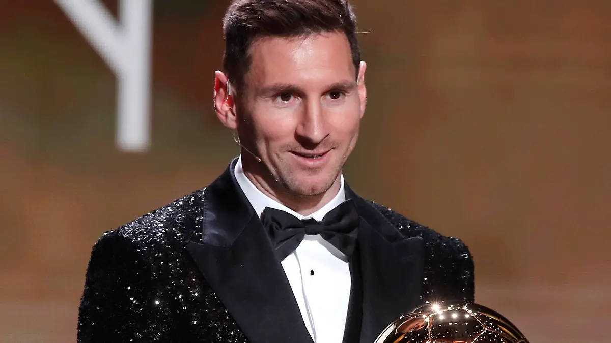Soccer Football - The Ballon d'Or Awards - Theatre du Chatelet, Paris, France - November 29, 2021 Paris St Germain's Lionel Messi with the Ballon d'Or award REUTERS/Benoit Tessier