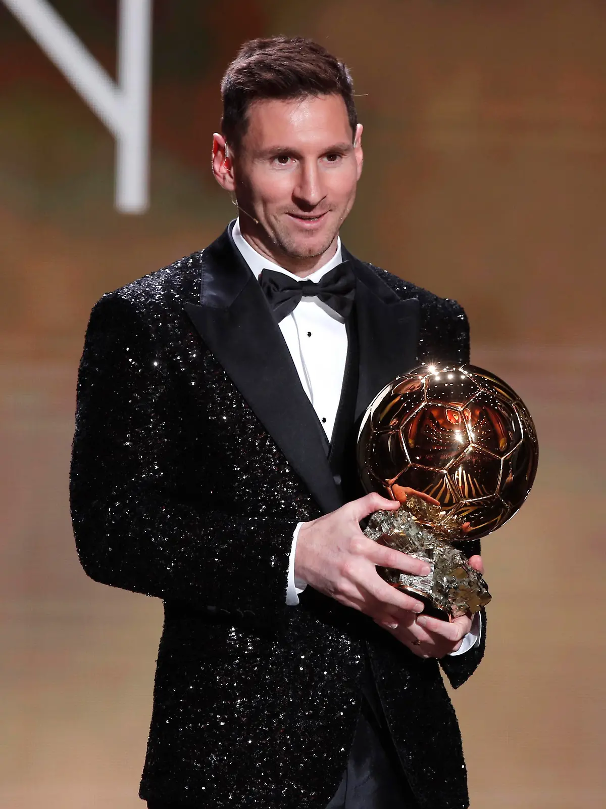 Soccer Football - The Ballon d'Or Awards - Theatre du Chatelet, Paris, France - November 29, 2021 Paris St Germain's Lionel Messi with the Ballon d'Or award REUTERS/Benoit Tessier