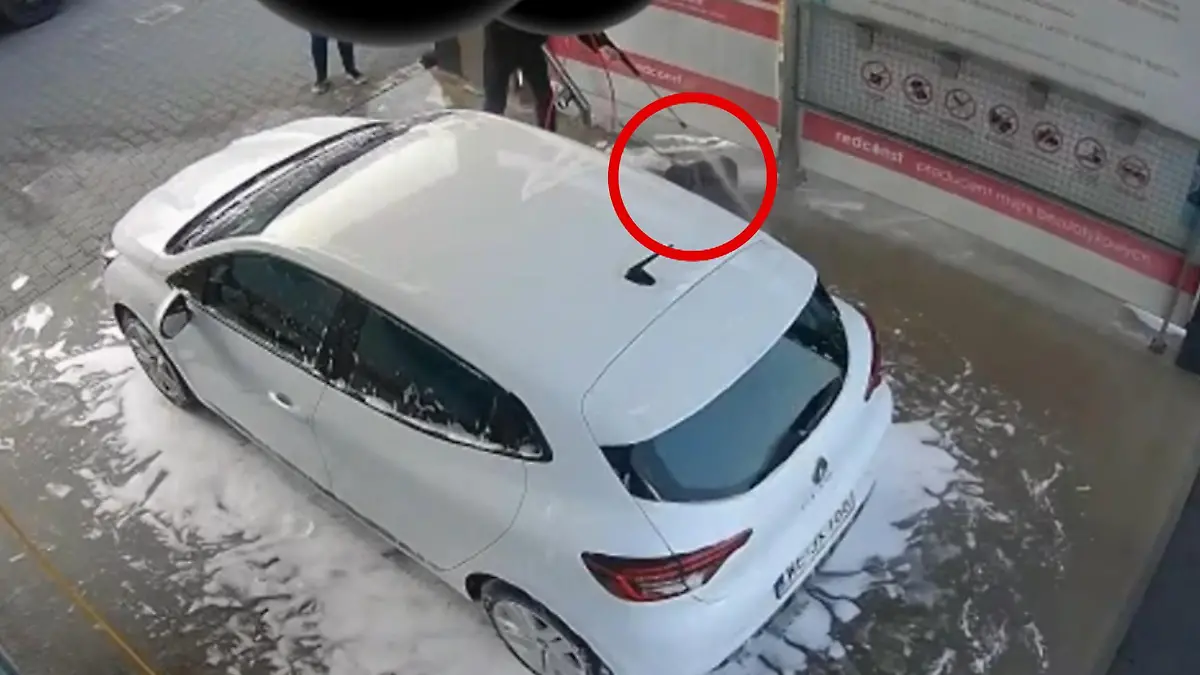 Das Bild einer Überwachsungskamera zeigt wie der Mann seinen Hund an einer Autowaschanlage mit einem Hochdruckreiniger abspült.