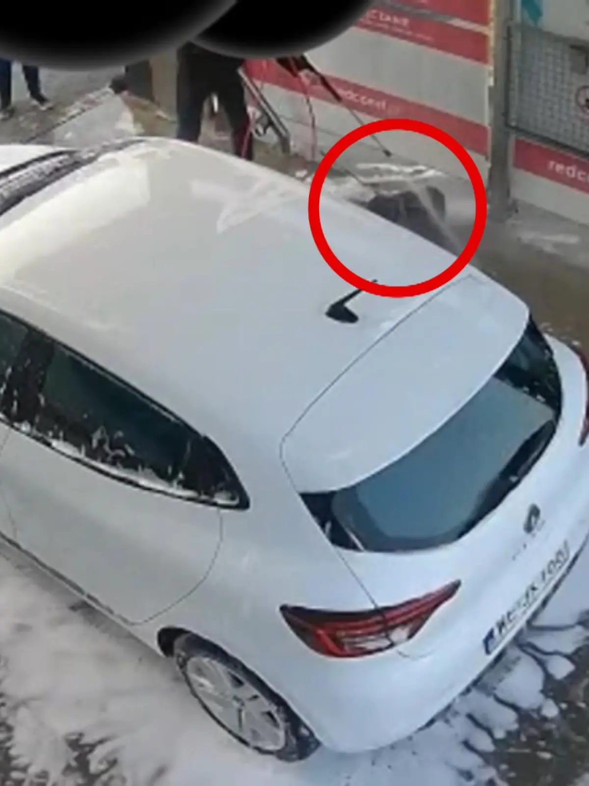 Das Bild einer Überwachsungskamera zeigt wie der Mann seinen Hund an einer Autowaschanlage mit einem Hochdruckreiniger abspült.