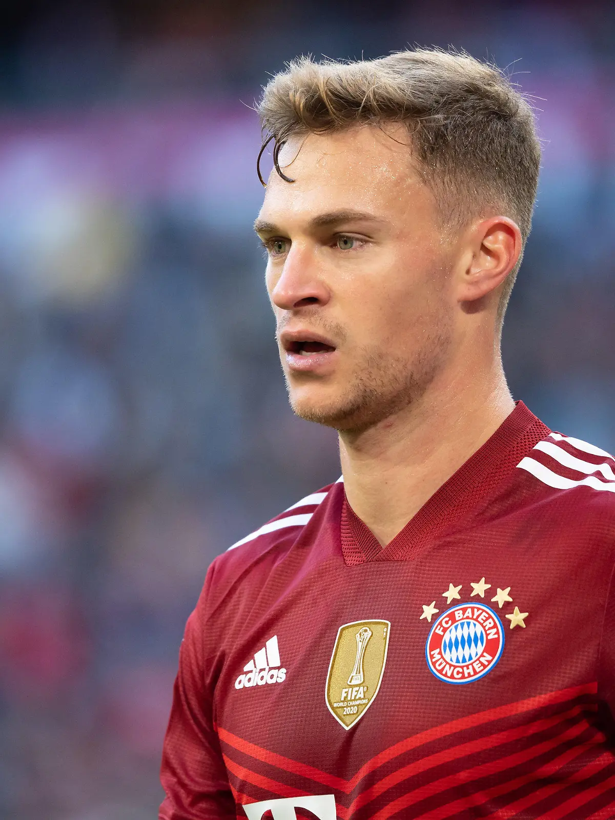 ARCHIV - 23.10.2021, Bayern, München: Fußball: Bundesliga, Bayern München - TSG 1899 Hoffenheim, 9. Spieltag in der Allianz Arena. Joshua Kimmich von München. (zu dpa: «Arbeitsrechtler: Kimmich kann auch ohne Impfung im Stadion spielen») Foto: Sven Hoppe/dpa - WICHTIGER HINWEIS: Gemäß den Vorgaben der DFL Deutsche Fußball Liga bzw. des DFB Deutscher Fußball-Bund ist es untersagt, in dem Stadion und/oder vom Spiel angefertigte Fotoaufnahmen in Form von Sequenzbildern und/oder videoähnlichen Fotostrecken zu verwerten bzw. verwerten zu lassen. +++ dpa-Bildfunk +++