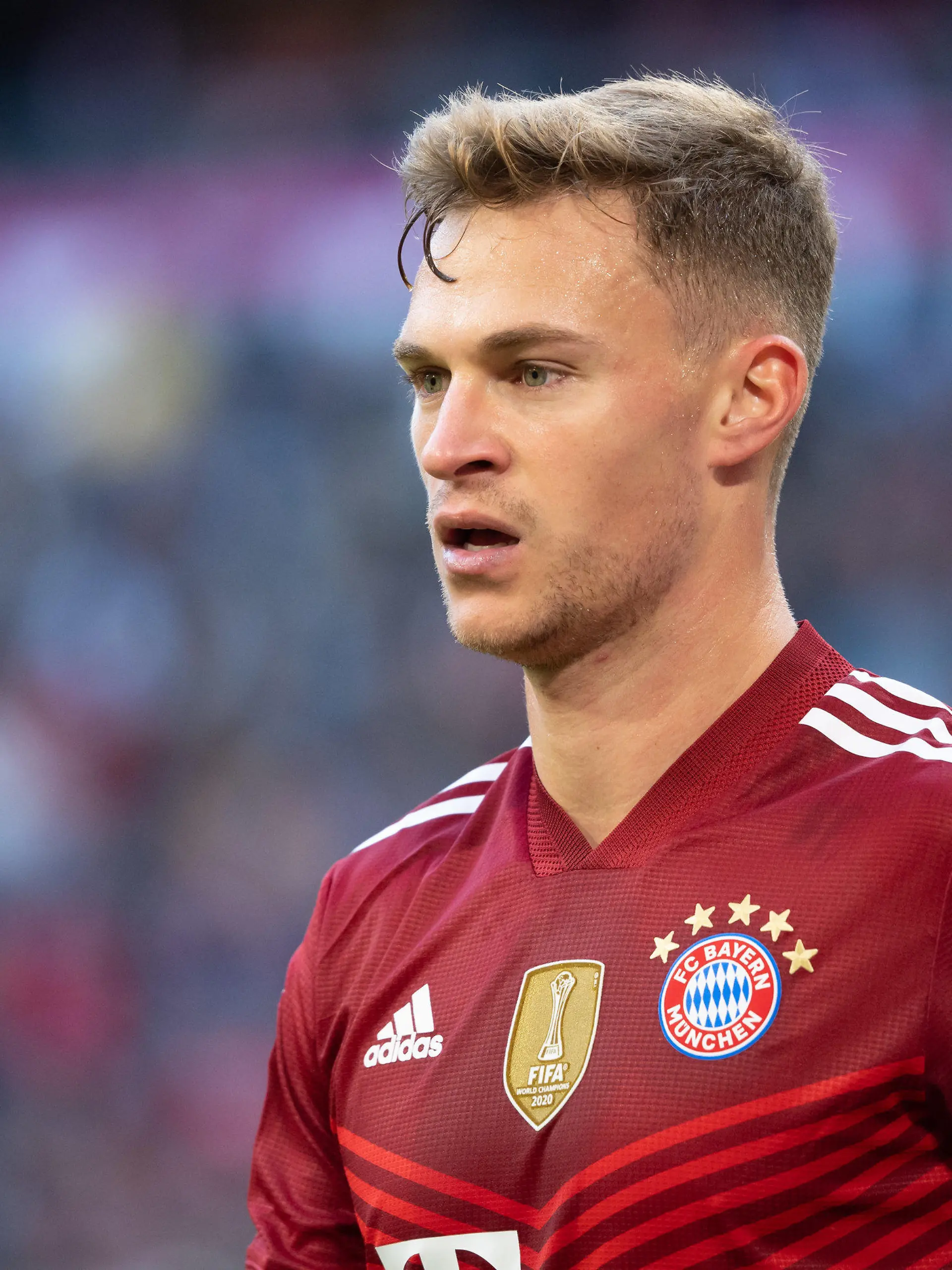 ARCHIV - 23.10.2021, Bayern, München: Fußball: Bundesliga, Bayern München - TSG 1899 Hoffenheim, 9. Spieltag in der Allianz Arena. Joshua Kimmich von München. (zu dpa: «Arbeitsrechtler: Kimmich kann auch ohne Impfung im Stadion spielen») Foto: Sven Hoppe/dpa - WICHTIGER HINWEIS: Gemäß den Vorgaben der DFL Deutsche Fußball Liga bzw. des DFB Deutscher Fußball-Bund ist es untersagt, in dem Stadion und/oder vom Spiel angefertigte Fotoaufnahmen in Form von Sequenzbildern und/oder videoähnlichen Fotostrecken zu verwerten bzw. verwerten zu lassen. +++ dpa-Bildfunk +++
