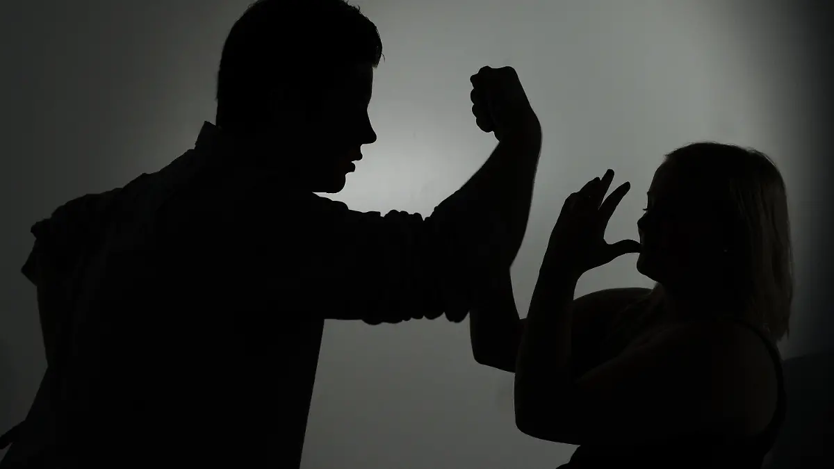 ARCHIV - ILLUSTRATION - Ein als Silhouette abgebildeter Mann droht am 08.01.2013 in Berlin einer Frau mit der Faust. Foto: Jan-Philipp Strobel/dpa (zu dpa "Tatort Wohnung: Verborgene Gewalt gegen Frauen ist Massenphänomen" vom 24.11.2013) +++(c) dpa - Bildfunk+++