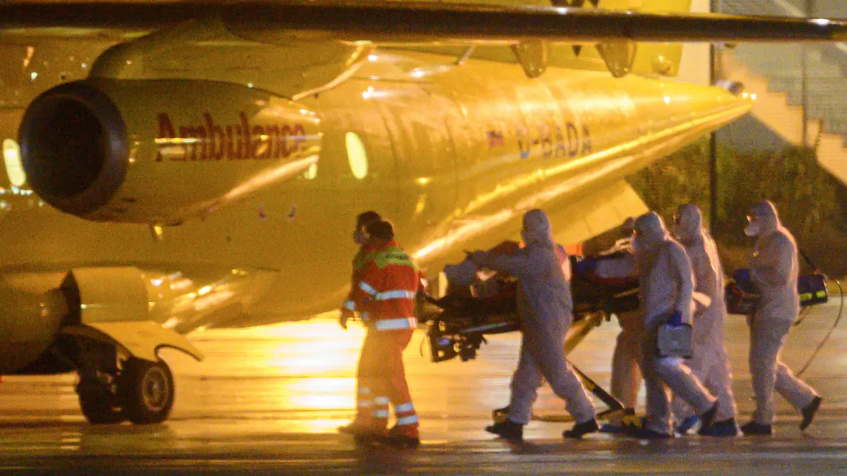 dpatopbilder - 28.11.2021, Sachsen, Dresden: Einer von zwei Corona-Patienten wird in der Nacht auf dem Flufhafen Dresden International von Rettungskräften in ein ADAC Ambulanz Flugzeug vom Typ Dornier 328Jet verladen um nach Bremen ausgeflogen zu werden. Am Corona-Virus schwer erkrankte Patientin aus Bayern, Thüringen und Sachsen sollen beim bundesweit zwischen Bund und Ländern abgestimmten ·Kleeblatt·-Mechanismus Covid-19-Patienten von Intensivstationen in aktuell weniger stark betroffene Gebiete im Norden und Westen Deutschlands gebracht werden. Foto: Robert Michael/dpa-Zentralbild/dpa +++ dpa-Bildfunk +++