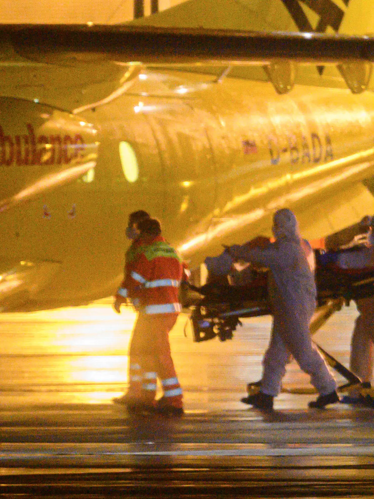 dpatopbilder - 28.11.2021, Sachsen, Dresden: Einer von zwei Corona-Patienten wird in der Nacht auf dem Flufhafen Dresden International von Rettungskräften in ein ADAC Ambulanz Flugzeug vom Typ Dornier 328Jet verladen um nach Bremen ausgeflogen zu werden. Am Corona-Virus schwer erkrankte Patientin aus Bayern, Thüringen und Sachsen sollen beim bundesweit zwischen Bund und Ländern abgestimmten ·Kleeblatt·-Mechanismus Covid-19-Patienten von Intensivstationen in aktuell weniger stark betroffene Gebiete im Norden und Westen Deutschlands gebracht werden. Foto: Robert Michael/dpa-Zentralbild/dpa +++ dpa-Bildfunk +++