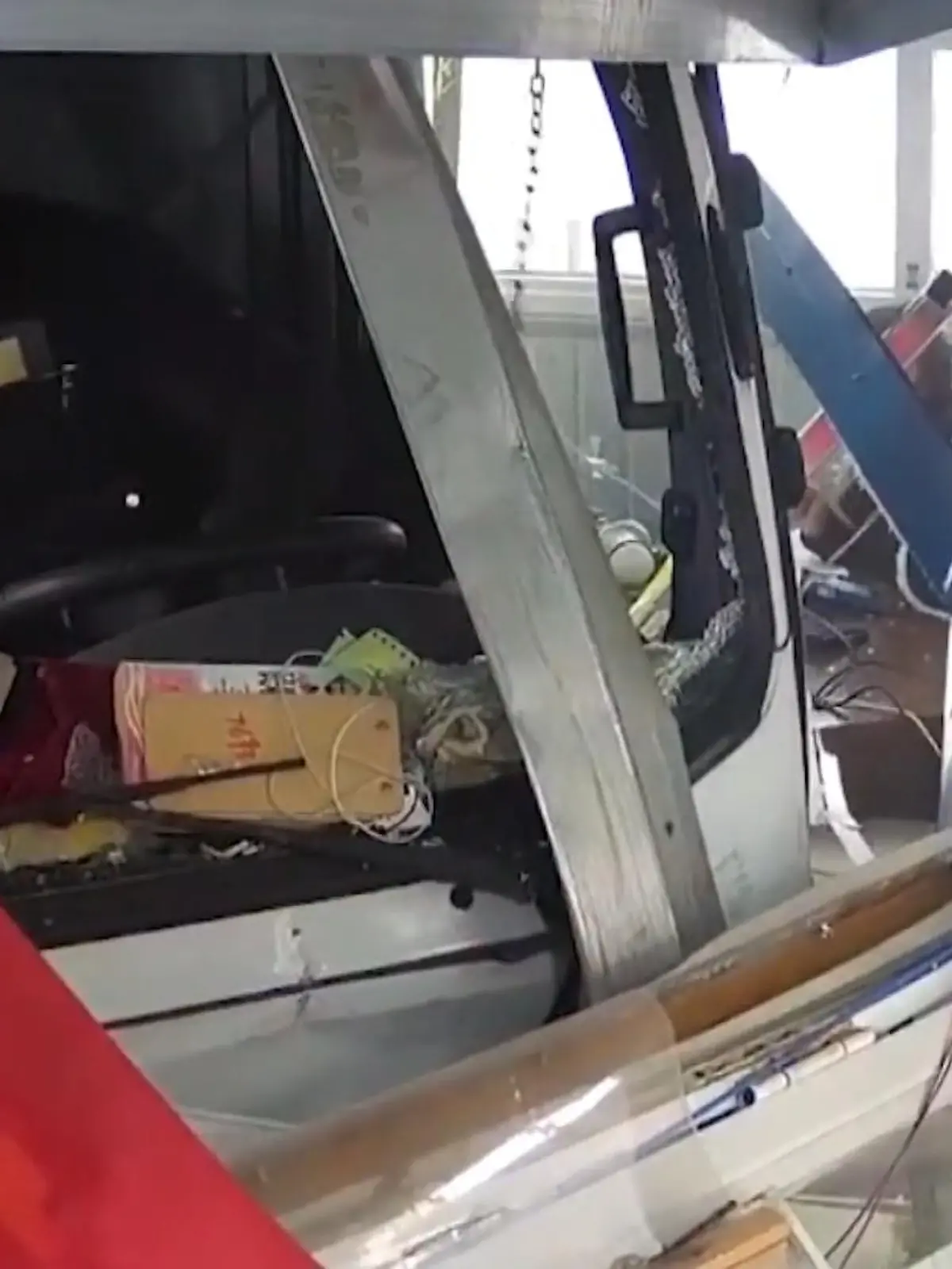 Riesenschock in der zentralchinesischen Stadt Zhengzhou! Bei einer Fahrzeugzulassungsstelle ist ein Lastwagen mit voller Wucht in ein Büro gekracht. Ein Überwachungsvideo hielt den Schreckmoment fest.