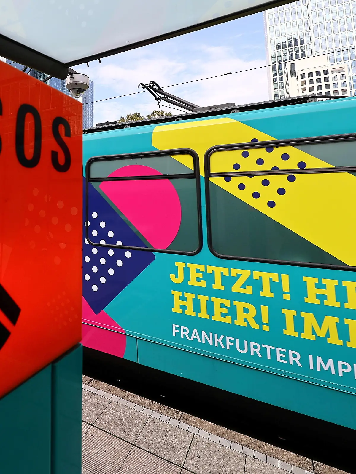 FILE PHOTO: The COVID-19 "Vaccination-Express" (Impfexpress) train tours through the city in Frankfurt, Germany, October 25, 2021.  REUTERS/Kai Pfaffenbach/File Photo
