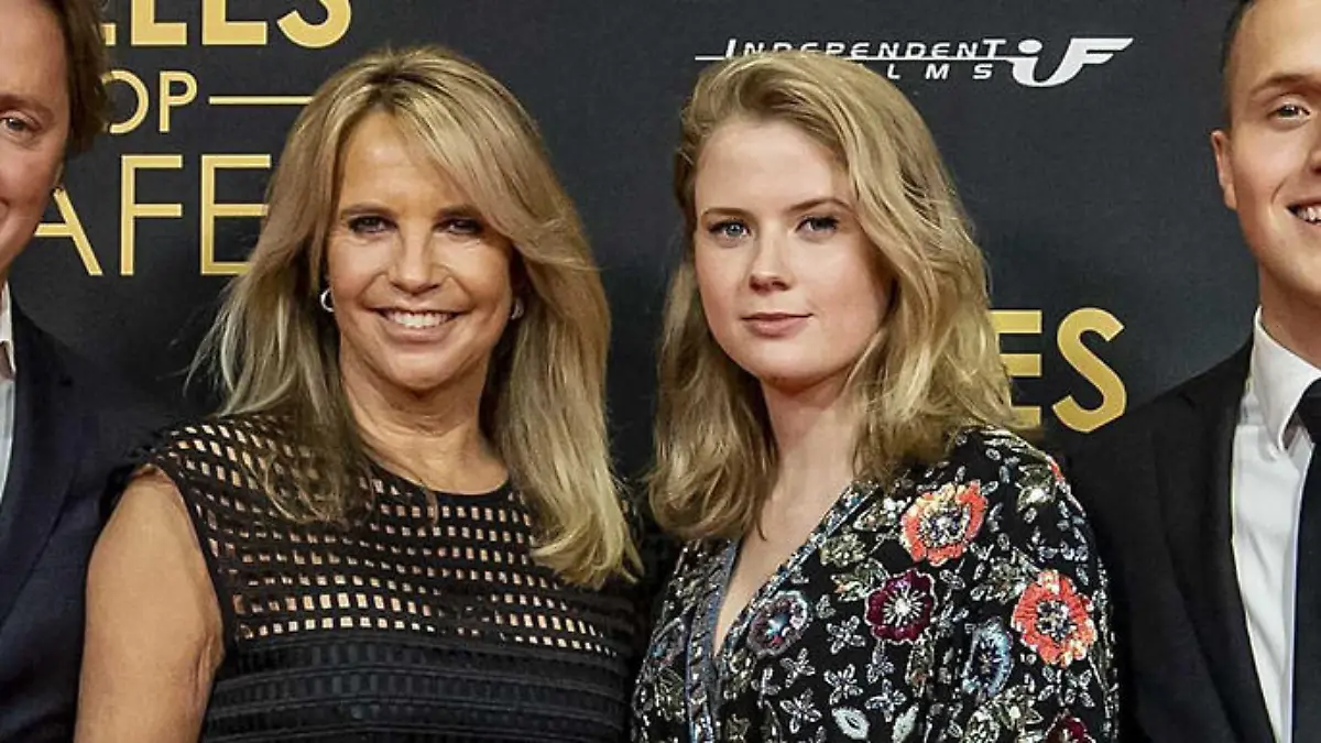 2021-11-01 19:56:53 AMSTERDAM - Jeroen Rietbergen, Linda de Mol, Noa Vahle und Julian Vahle beim Fototermin der Premiere des Films Alles Op Tafel. ANP KIPPA KOEN VAN WEEL