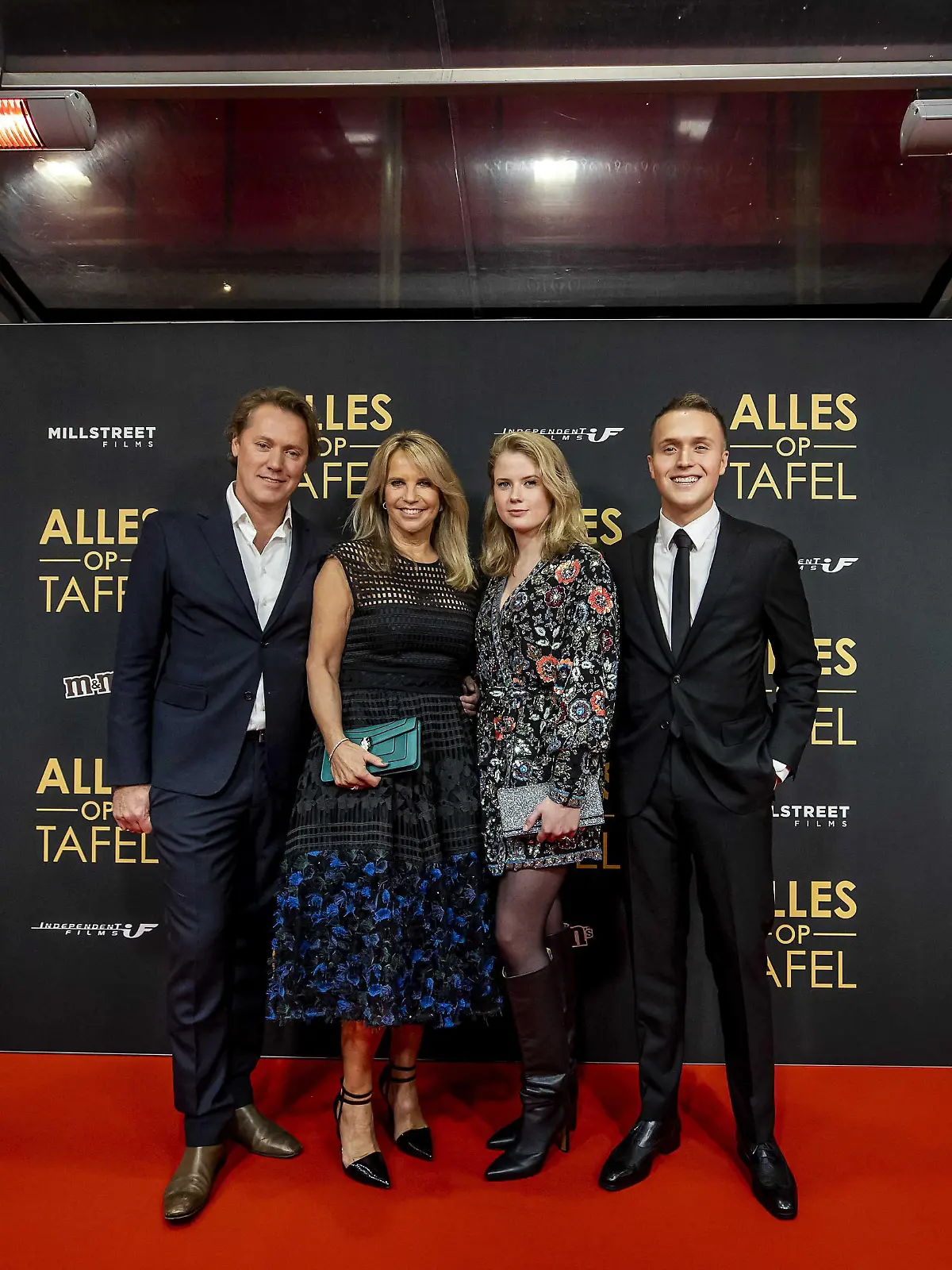 2021-11-01 19:56:53 AMSTERDAM - Jeroen Rietbergen, Linda de Mol, Noa Vahle und Julian Vahle beim Fototermin der Premiere des Films Alles Op Tafel. ANP KIPPA KOEN VAN WEEL
