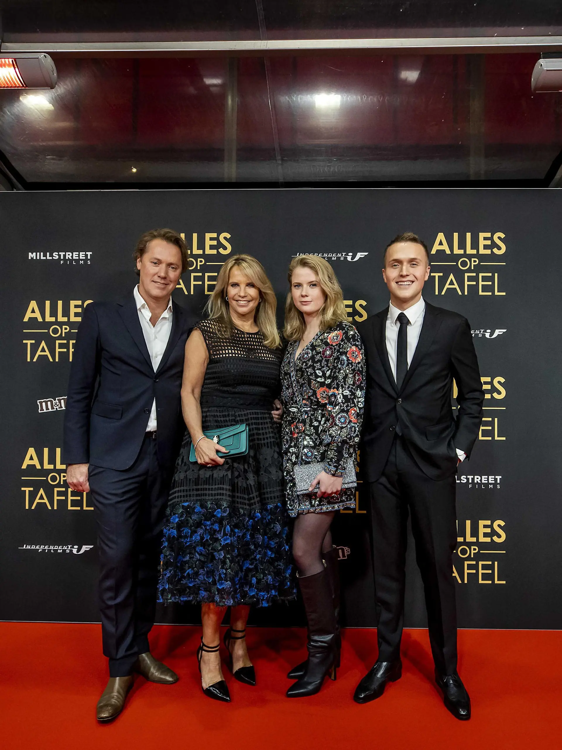 2021-11-01 19:56:53 AMSTERDAM - Jeroen Rietbergen, Linda de Mol, Noa Vahle und Julian Vahle beim Fototermin der Premiere des Films Alles Op Tafel. ANP KIPPA KOEN VAN WEEL