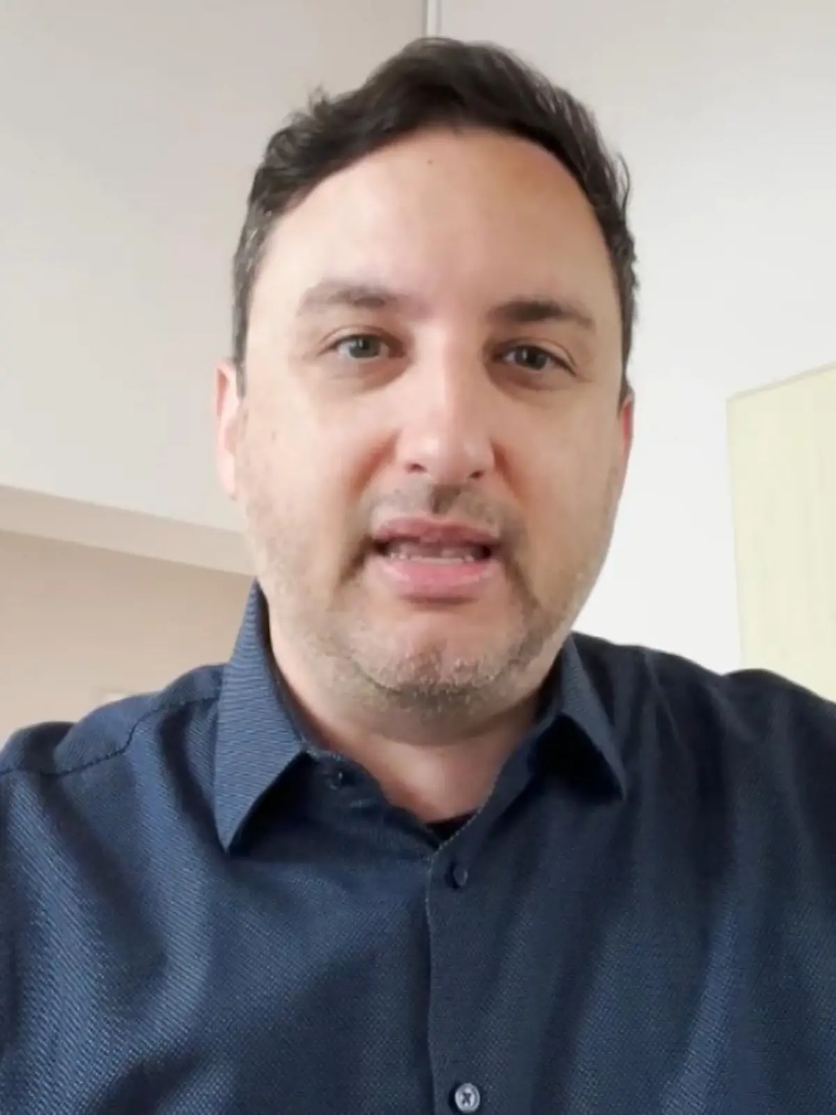 Aus Angst vor der Variante Omikron verhängen mehrere Länder sofortige Einreisebeschränkungen, zahlreiche Flüge werden kurzfristig abgesagt - für Reisende ein Alptraum. Unser RTL-Redakteur Roger Saha ist einer von ihnen. Er schildert die angespannte Situation vor Ort.