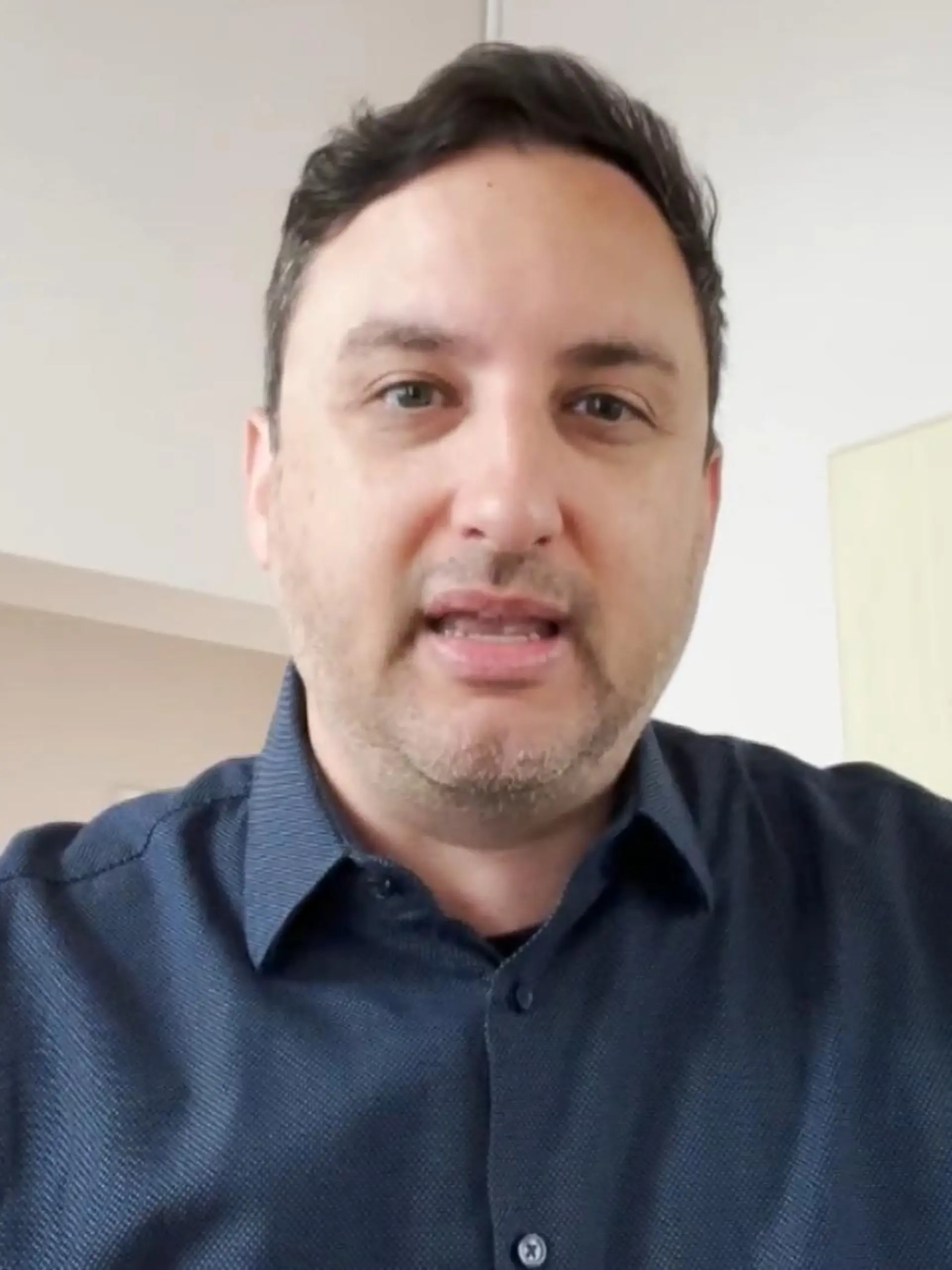 Aus Angst vor der Variante Omikron verhängen mehrere Länder sofortige Einreisebeschränkungen, zahlreiche Flüge werden kurzfristig abgesagt - für Reisende ein Alptraum. Unser RTL-Redakteur Roger Saha ist einer von ihnen. Er schildert die angespannte Situation vor Ort.