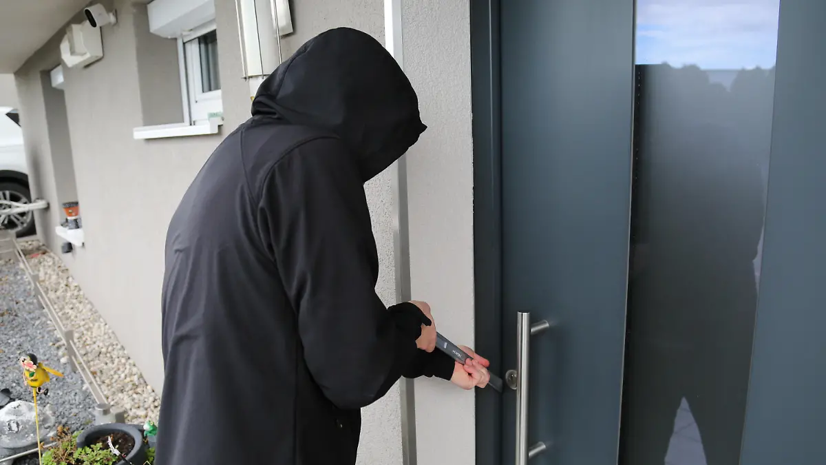 20.02.2023, Handenberg, AUT, Unterwegs in Oberösterreich, Reportage, Fototermin, Verschiedene Themenbilder, Themenbild, im Bild Einbrecher, Einbruch, Einbruchswekzeug, Einbrecherwerkzeug, Brechstange, Serieneinbrecher, Dieb, Diebstahl, Einbruchdiebstahl, Wohnungseinbruch, in Haus eingebrochen, Pressefoto Scharinger © 2023, PhotoCredit D. Scharinger