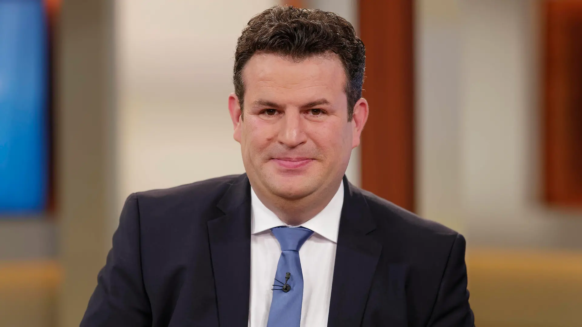 Hubertus Heil bei Anne Will 2021-11-19, Deutschland, Berlin - Hubertus Heil SPD, Geschäftsführender Bundesminister für Arbeit und Soziales, zu Gast bei Anne Will im Ersten Deutschen Fernsehen. Thema der Politiktalk-Runde in der ARD: Die Corona-Notlage - Kann Deutschland die vierte Welle noch brechen *** Hubertus Heil at Anne Will 2021 11 19, Germany, Berlin Hubertus Heil SPD , Executive Federal Minister of Labor and Social Affairs, as a guest at Anne Will in the First German Television Topic of the Politiktalk Runde in the ARD The Corona Emergency Can Germany still break the fourth wave