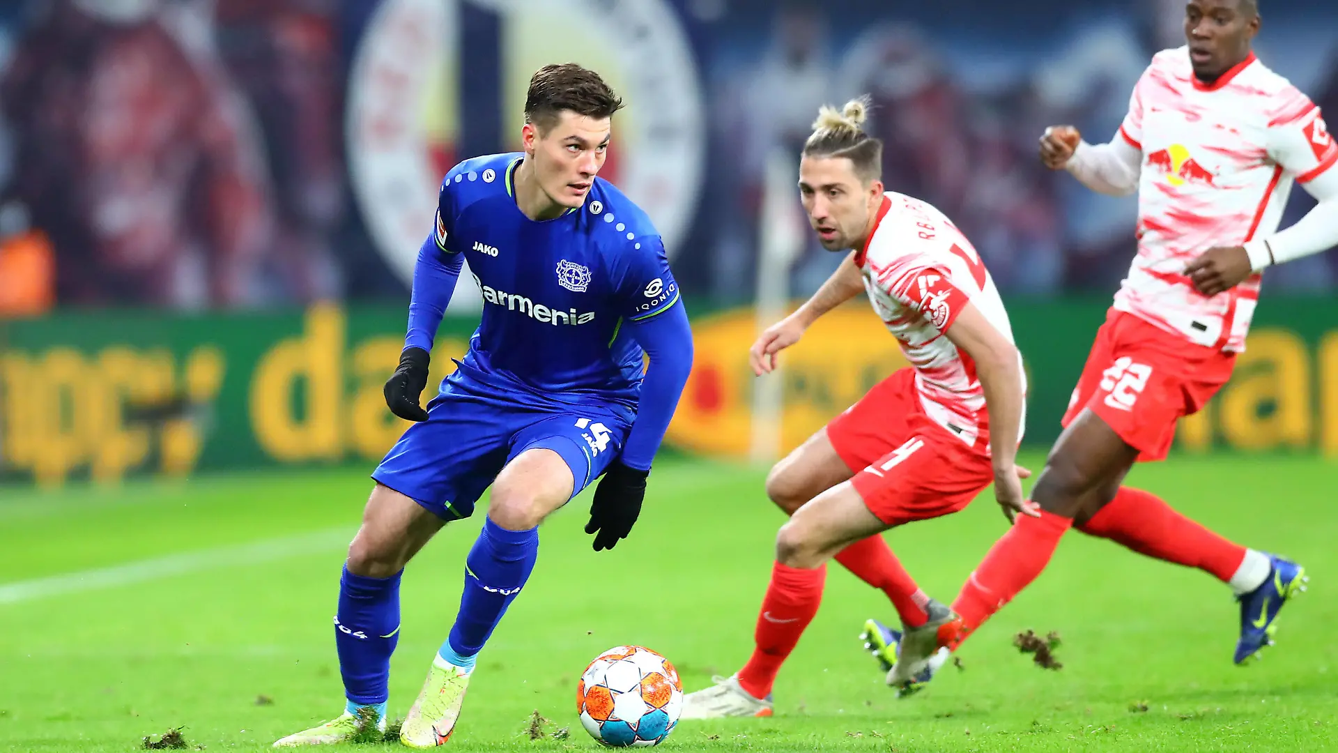 RB Leipzig - Leverkusen / 28.11.2021 Leipzig, 28.11.2021, Red Bull Arena, Fussball Bundesliga, 13. Spieltag , RB Leipzig vs. Bayer 04 Leverkusen , Im Bild v.l.: Patrick Schick 14, Leverkusen, Kevin Kampl 44, RB Leipzig und Nordi Mukiele 22, RB Leipzig , DFL regulations prohibit any use of photographs as image sequences and/or quasi-video. , *** RB Leipzig Leverkusen 28 11 2021 Leipzig, 28 11 2021, Red Bull Arena, Fussball Bundesliga, 13 Spieltag , RB Leipzig vs Bayer 04 Leverkusen , Pictured f l Patrick Schick 14, Leverkusen , Kevin Kampl 44, RB Leipzig and Nordi Mukiele 22, RB Leipzig , DFL regulations prohibit any use of photographs as image sequences and or quasi video , Picture Point