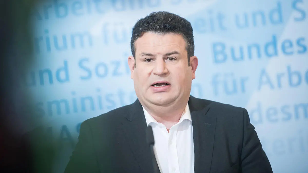  Bundesarbeitsminister Hubertus Heil SPD spricht am 13. April 2021 bei einer Pressekonferenz zu verbindlichen Testangeboten in Betrieben in Berlin. Durch die SARS-CoV-2-Arbeitsschutzverordnung sind Arbeitgeber verpflichtet, in ihren Betrieben allen Mitarbeitern, die nicht ausschließlich im Homeoffice arbeiten, regelmäßige Selbst- und Schnelltests anzubieten. Bundesarbeitsminister Heil zu Testpflicht in Betrieben *** Federal Minister of Labour Hubertus Heil SPD speaks on 13 April 2021 at a press conference on mandatory testing offers in companies in Berlin Due to the SARS CoV 2 Occupational Health and Safety Ordinance, employers are obliged to offer regular self and rapid tests in their companies to all employees who do not work exclusiv