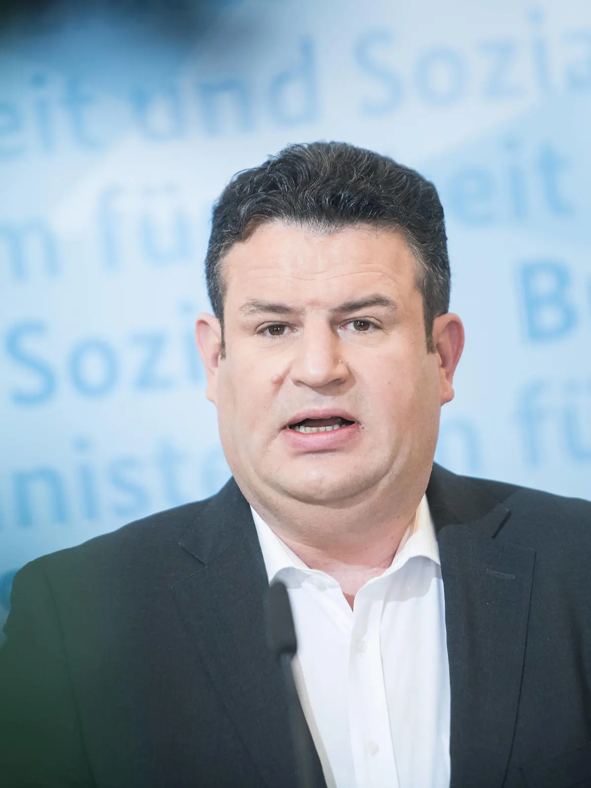  Bundesarbeitsminister Hubertus Heil SPD spricht am 13. April 2021 bei einer Pressekonferenz zu verbindlichen Testangeboten in Betrieben in Berlin. Durch die SARS-CoV-2-Arbeitsschutzverordnung sind Arbeitgeber verpflichtet, in ihren Betrieben allen Mitarbeitern, die nicht ausschließlich im Homeoffice arbeiten, regelmäßige Selbst- und Schnelltests anzubieten. Bundesarbeitsminister Heil zu Testpflicht in Betrieben *** Federal Minister of Labour Hubertus Heil SPD speaks on 13 April 2021 at a press conference on mandatory testing offers in companies in Berlin Due to the SARS CoV 2 Occupational Health and Safety Ordinance, employers are obliged to offer regular self and rapid tests in their companies to all employees who do not work exclusiv