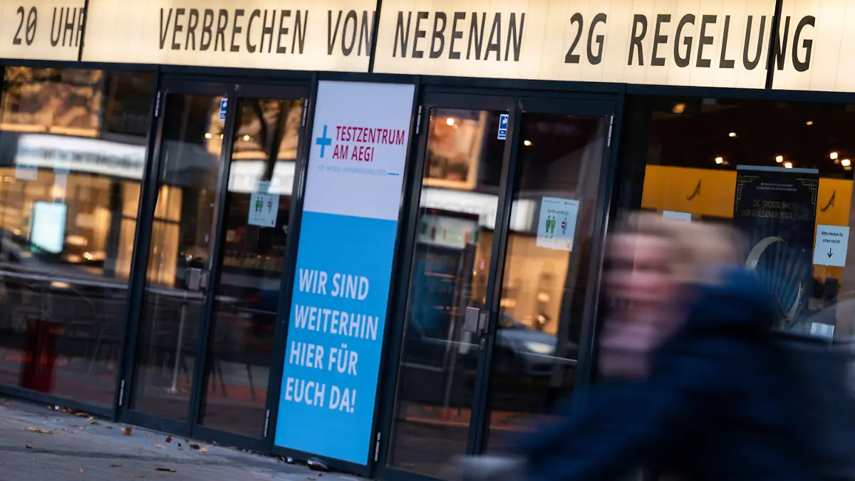 09.11.2021, Niedersachsen, Hannover: Ein Programmhinweis ·Verbrechen von nebenan· für den Auftritt des Podcasters Philipp Fleiter und ·2G Regelung· stehen am Theater am Aegi. Während der Corona-Pandemie dürfen derzeit nur Geimpfte und Genese das Theater betreten. Die bundesweite Sieben-Tage-Inzidenz ist erneut angestiegen und hat den zweiten Tag in Folge einen Höchstwert erreicht. Foto: Julian Stratenschulte/dpa +++ dpa-Bildfunk +++