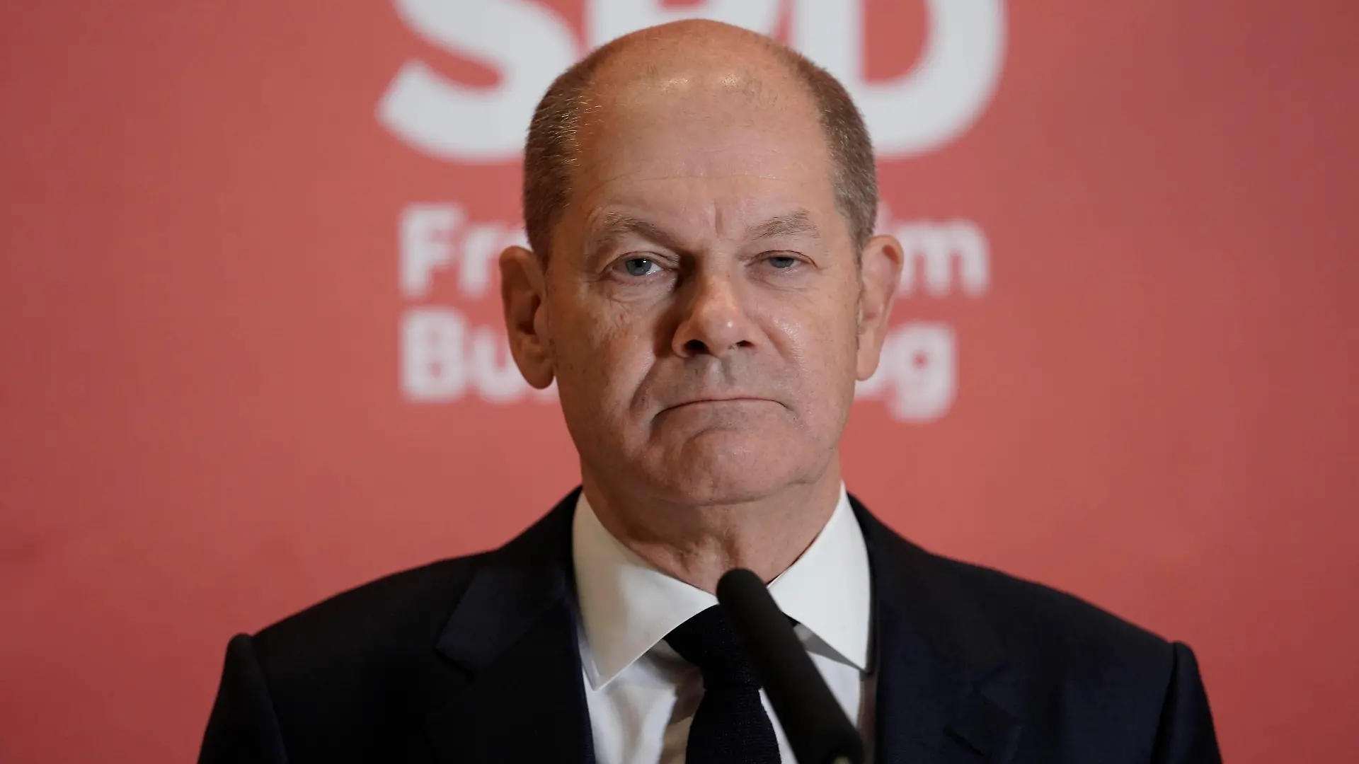  Statement der SPD vor der Fraktionssitzung Aktuell, 17.11.2021, Berlin, Olaf Scholz geschaeftsfuehrender Bundesfinanzminister im Portrait beim Statement im Vorfeld der Fraktionssitzung der SPD Bundestagsfraktion im Reichstagsgebaeud Berlin Berlin Deutschland *** Statement of the SPD before the parliamentary group meeting Current, 17 11 2021, Berlin, Olaf Scholz managing Federal Minister of Finance in the portrait with the statement before the parliamentary group meeting of the SPD Bundestag fraction in the Reichstagsgebaeud Berlin Berlin Germany