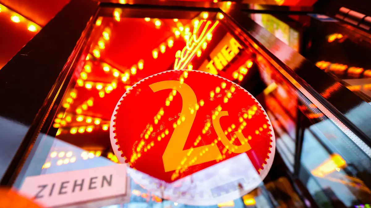 26.11.2021, Hamburg: Ein Schild am Eingang des Tivoli in Hamburg weist auf die 2G-Regelung hin. Die Ausweitung der 2G-Regel auf Hotels, Freizeit- und Kultureinrichtungen tritt in Hamburg in Kraft. Foto: Ulrich Perrey/dpa +++ dpa-Bildfunk +++