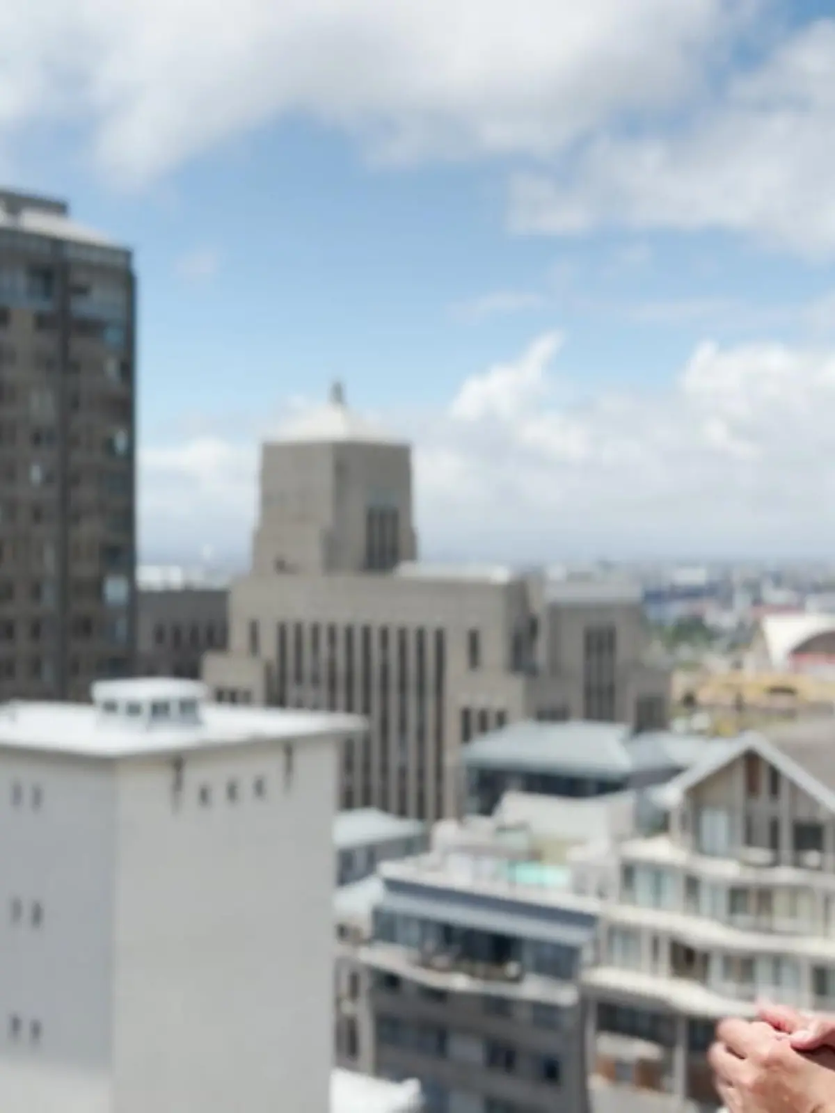So hat sich RTL-Reporter Roger Saha seinen Urlaub in Südafrika nicht vorgestellt. Vor wenigen Tagen wurde dort die neue stark mutierte Corona-Variante Omikron entdeckt. Mit dem Flugzeug will er jetzt vorzeitig abreisen.