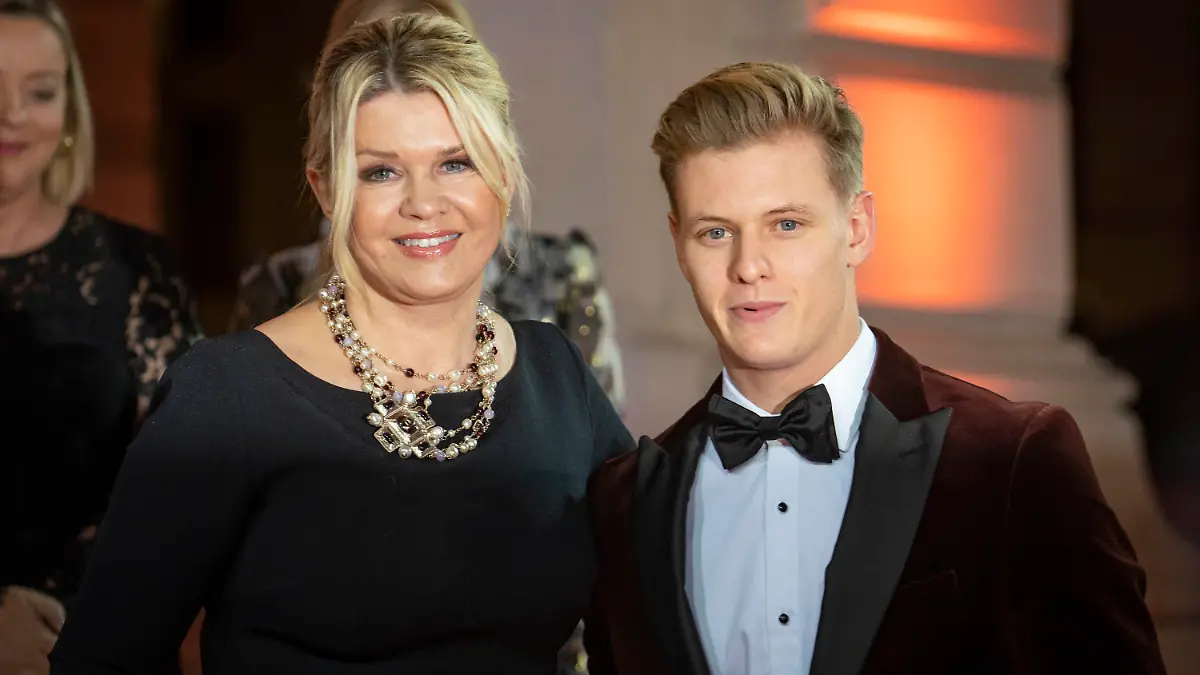ARCHIV - 09.11.2019, Hessen, Frankfurt/Main: Corinna Schumacher (l) und ihr Sohn, der Rennfahrer Mick Schumacher (r), kommen vor Beginn des Deutschen Sportpresseballs an der Alten Oper an. (zu dpa «Mick Schumacher und die Besonderheit Bahrain - Managerin: «Happy-End») Foto: Frank Rumpenhorst/dpa +++ dpa-Bildfunk +++