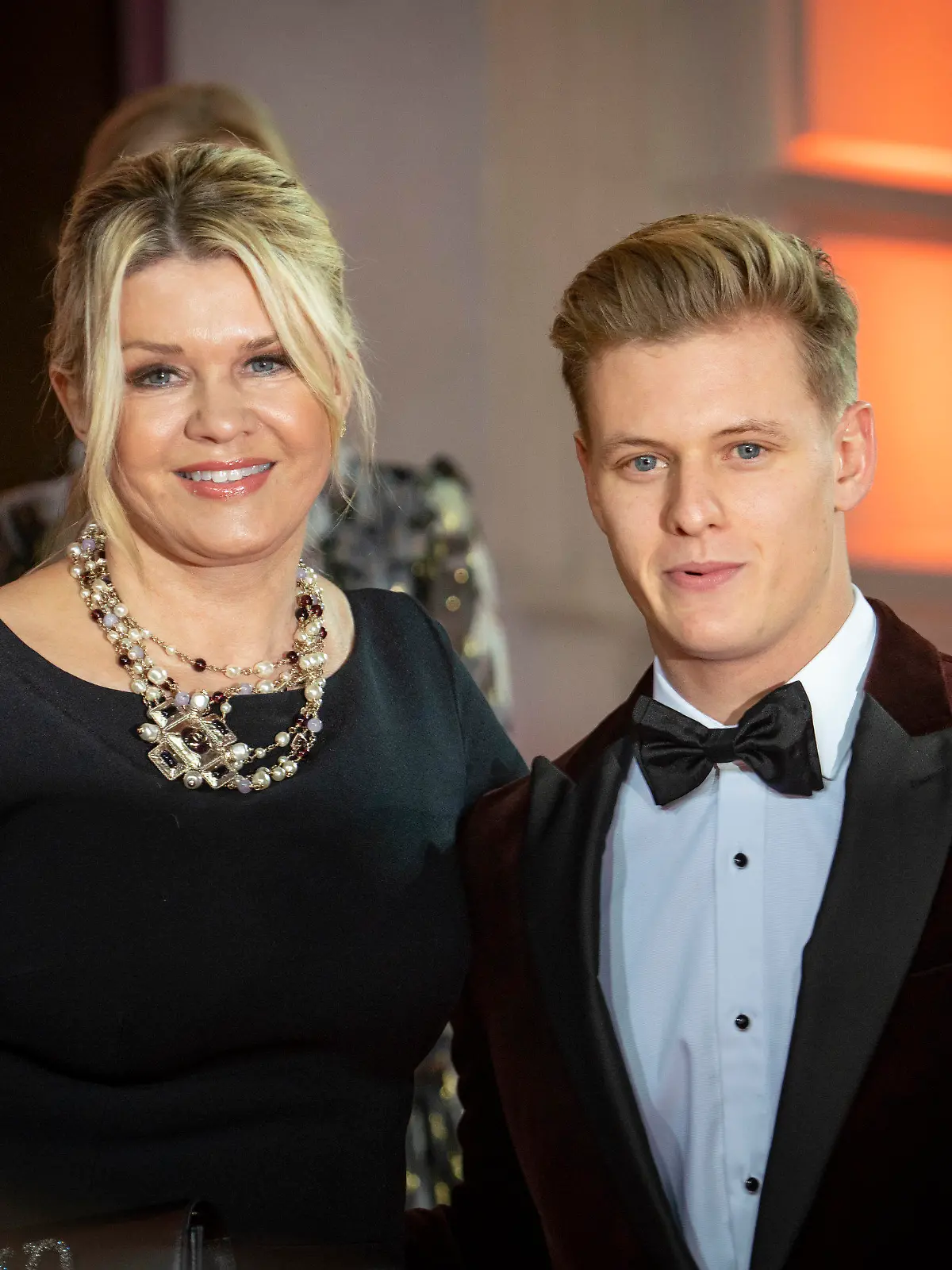 ARCHIV - 09.11.2019, Hessen, Frankfurt/Main: Corinna Schumacher (l) und ihr Sohn, der Rennfahrer Mick Schumacher (r), kommen vor Beginn des Deutschen Sportpresseballs an der Alten Oper an. (zu dpa «Mick Schumacher und die Besonderheit Bahrain - Managerin: «Happy-End») Foto: Frank Rumpenhorst/dpa +++ dpa-Bildfunk +++