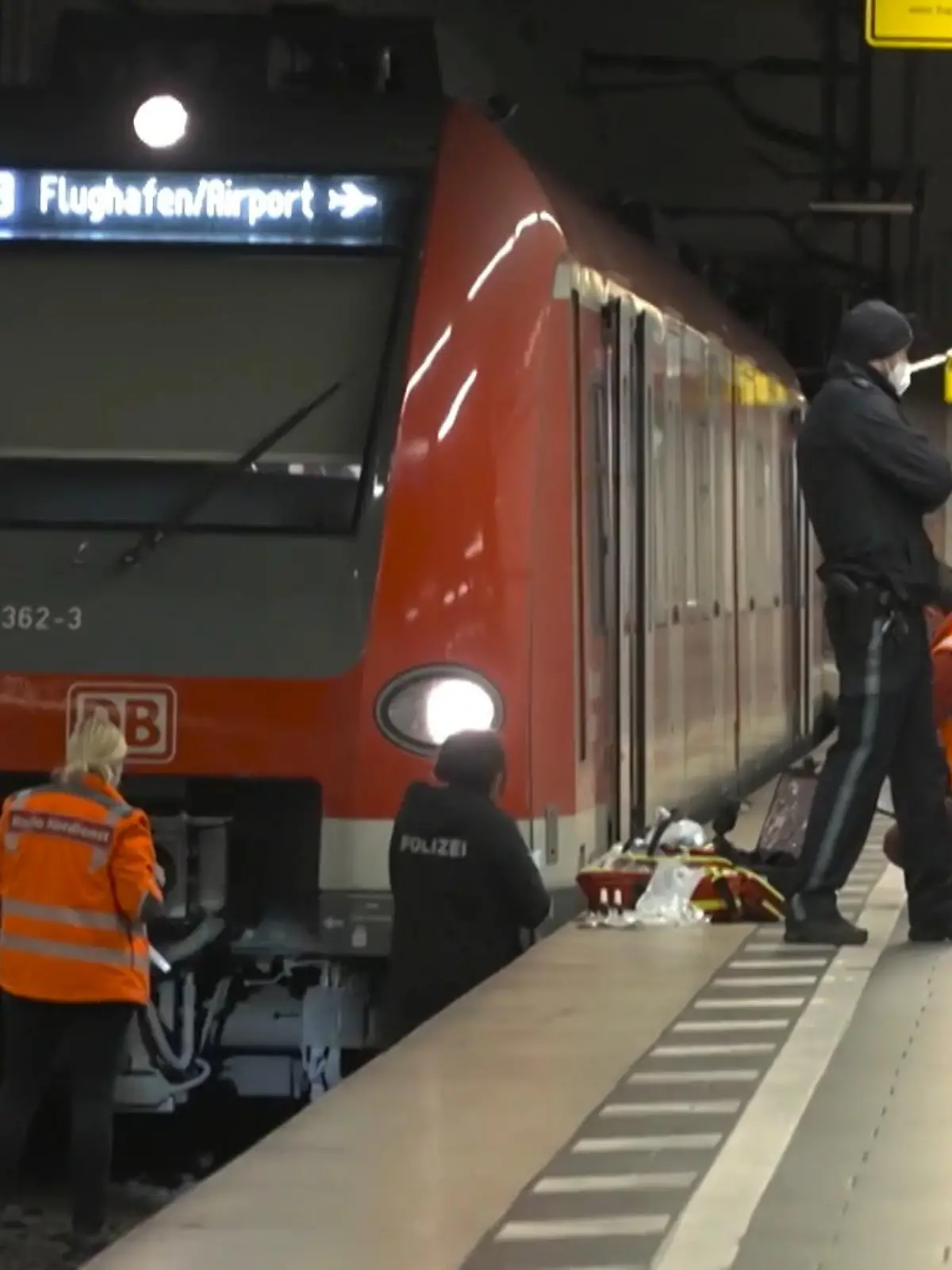 Ein 41-Jähriger hat in München einen Mann vor eine einfahrende S-Bahn gestoßen. Die überrollte den 37-Jährigen an der Haltestelle Karlsplatz. Das Opfer wurde schwer verletzt. Der Mann soll ein Bein verloren haben. Die Polizei hat den mutmaßlichen Täter gefasst. Er soll mit dem Opfer in einen Streit geraten sein.