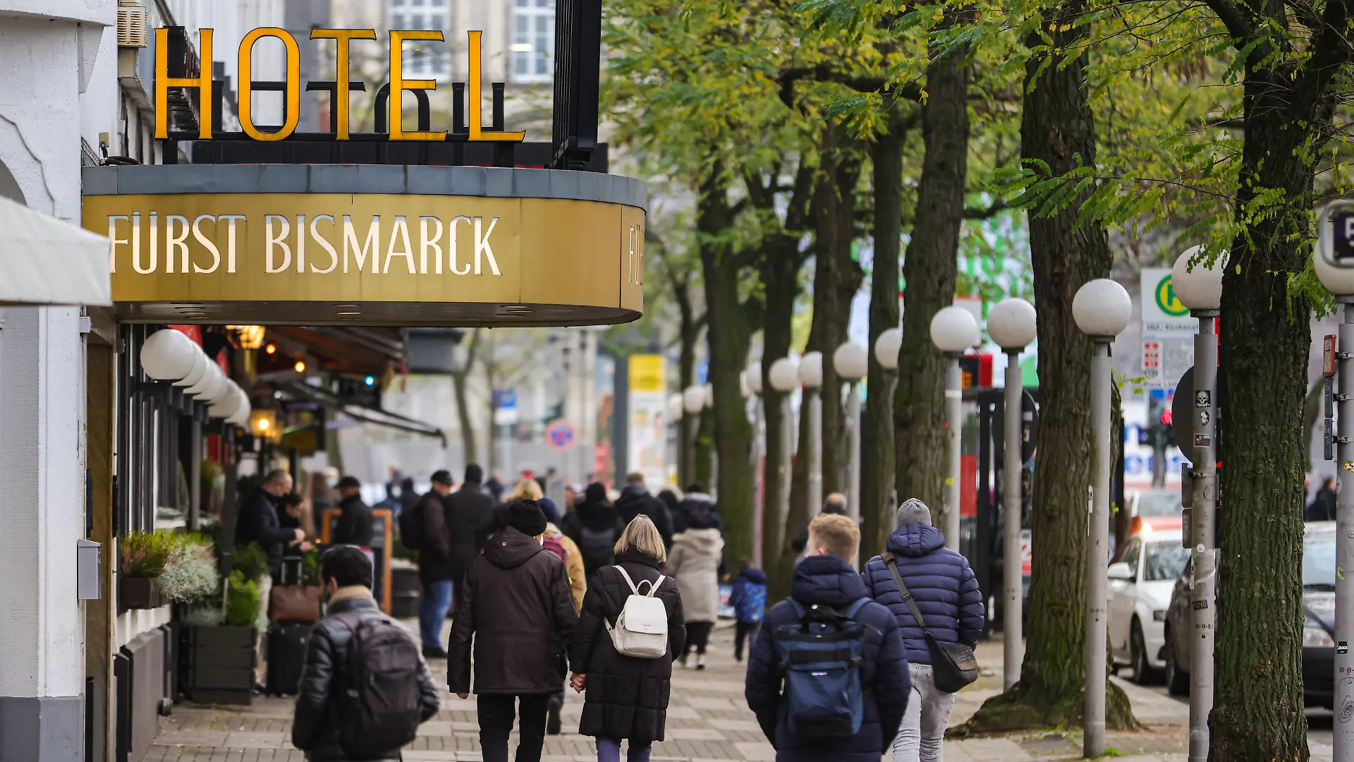 26.11.2021, Hamburg: Gäste gehen in Hamburg an einem Hotel vorbei. Die Ausweitung der 2G-Regel auf Hotels, Freizeit- und Kultureinrichtungen tritt in Hamburg in Kraft. Foto: Ulrich Perrey/dpa +++ dpa-Bildfunk +++