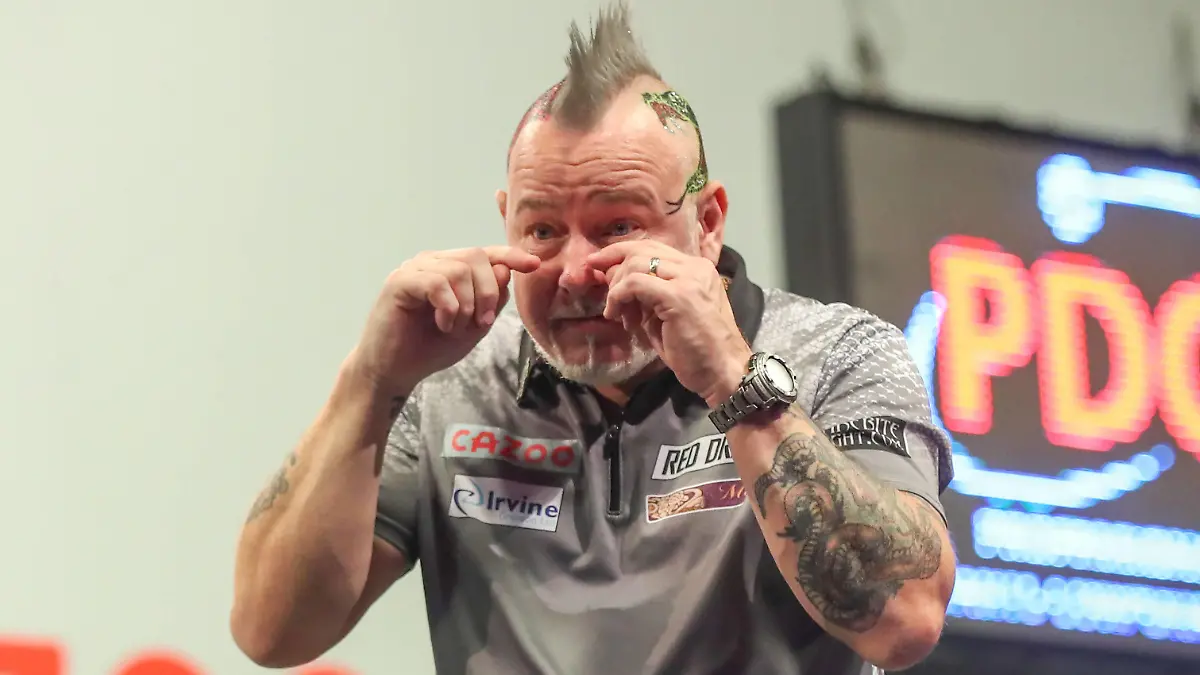 Sport Bilder des Tages Darts Finals Night Grand Slam of Darts 2021 A tearful Peter Wright at the end of his semi final victory over Michael Smith during the Grand Slam of Darts 2021 finals night at Aldersley Leisure Village, Wolverhampton, United Kingdom on 21 November 2021. Editorial use only PUBLICATIONxNOTxINxUK , Copyright: xShanexHealeyx PSI-14033-0027