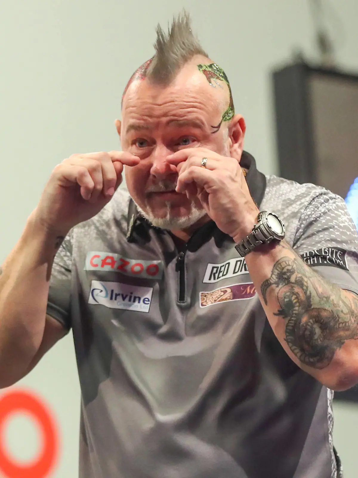 Sport Bilder des Tages Darts Finals Night Grand Slam of Darts 2021 A tearful Peter Wright at the end of his semi final victory over Michael Smith during the Grand Slam of Darts 2021 finals night at Aldersley Leisure Village, Wolverhampton, United Kingdom on 21 November 2021. Editorial use only PUBLICATIONxNOTxINxUK , Copyright: xShanexHealeyx PSI-14033-0027