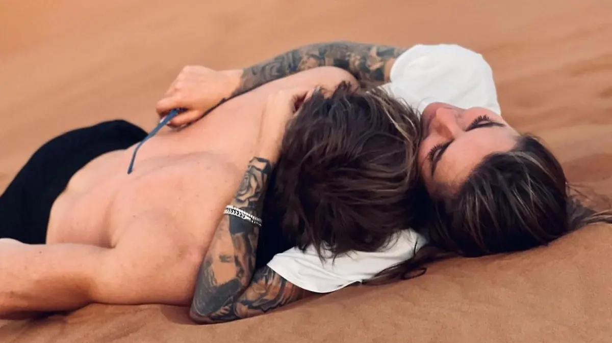 Alexander Zverev und Sophia Thomalla beim Kuscheln im Wüstensand.