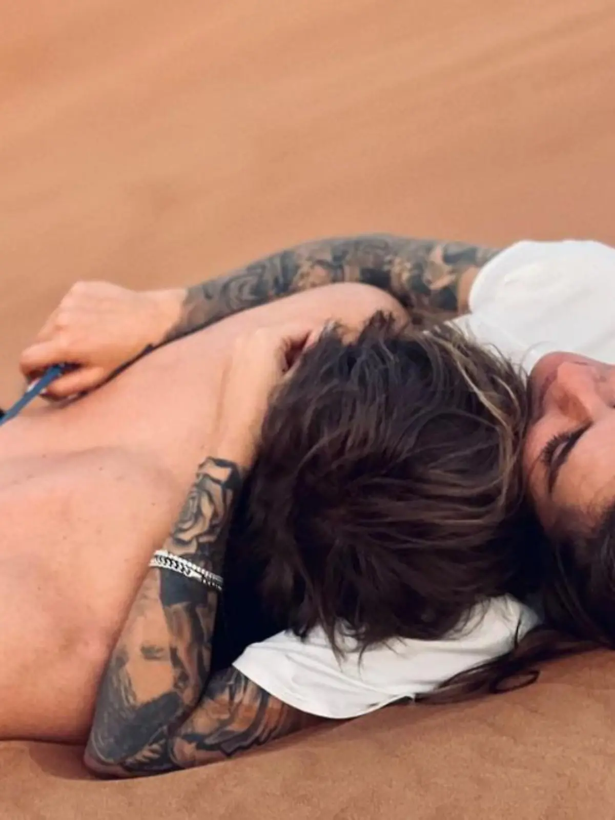 Alexander Zverev und Sophia Thomalla beim Kuscheln im Wüstensand.