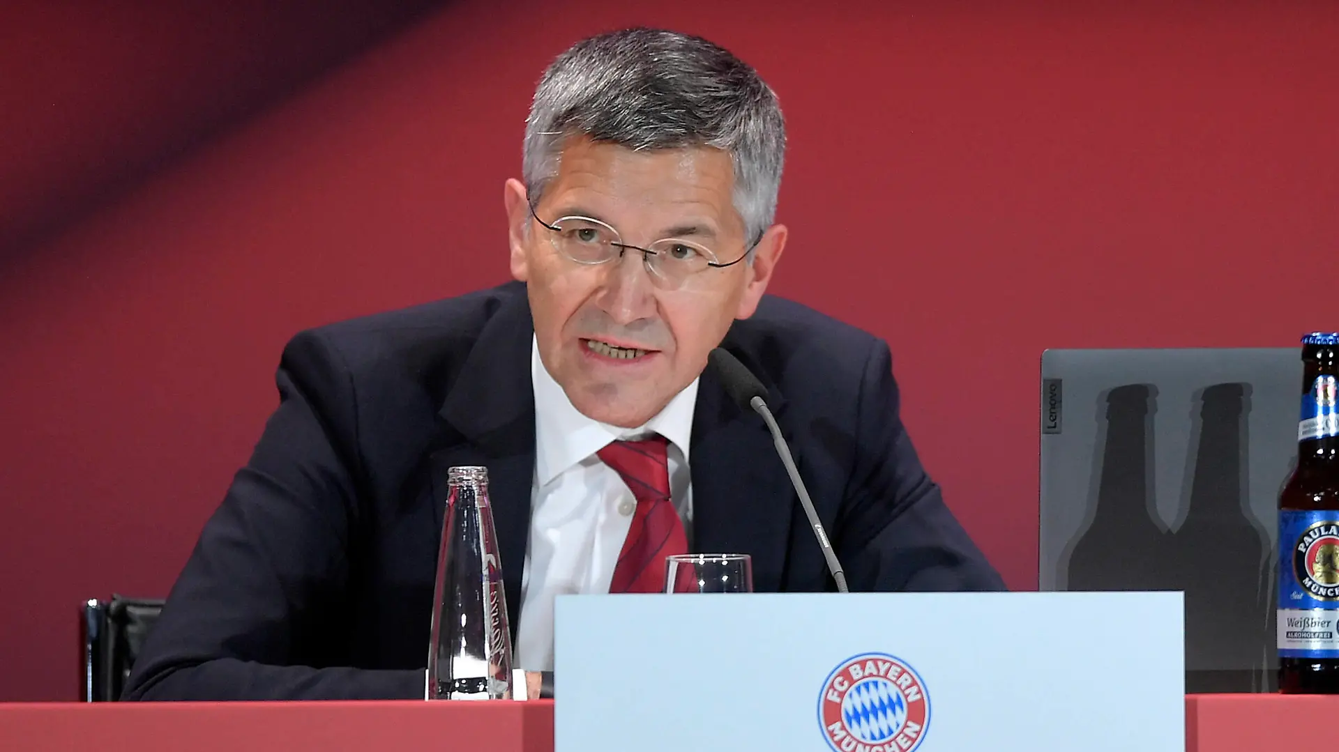  25.11.2021, Fussball 1. Bundesliga 2021/2022, FC Bayern München, Jahreshauptversammlung 2021 im AUDI-Dome München, Herbert Hainer Adidas-Manager, Stellvertretender Aufsichtsratsvorsitzender, FC Bayern München spricht *** 25 11 2021, Football 1 Bundesliga 2021 2022, FC Bayern Munich, Annual General Meeting 2021 at AUDI Dome Munich, Herbert Hainer Adidas Manager, Deputy Chairman of the Supervisory Board, FC Bayern Munich speaks.