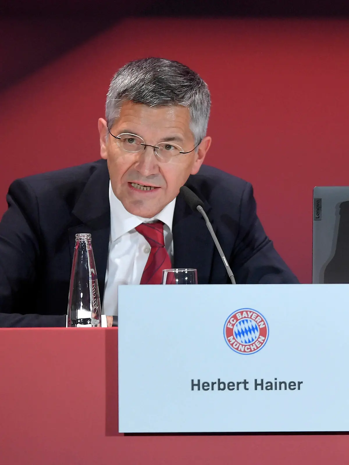  25.11.2021, Fussball 1. Bundesliga 2021/2022, FC Bayern München, Jahreshauptversammlung 2021 im AUDI-Dome München, Herbert Hainer Adidas-Manager, Stellvertretender Aufsichtsratsvorsitzender, FC Bayern München spricht *** 25 11 2021, Football 1 Bundesliga 2021 2022, FC Bayern Munich, Annual General Meeting 2021 at AUDI Dome Munich, Herbert Hainer Adidas Manager, Deputy Chairman of the Supervisory Board, FC Bayern Munich speaks.