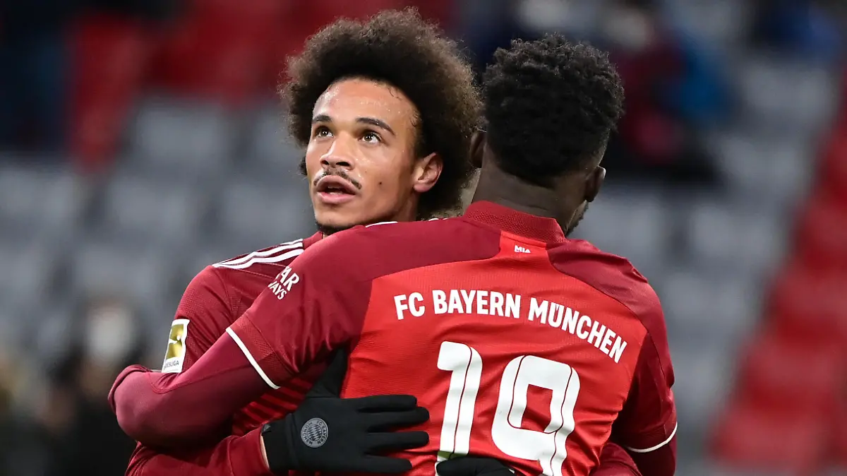 Fußball, Bundesliga, FC Bayern München - Arminia Bielefeld, 13. Spieltag in der Allianz Arena. Münchens Leroy Sane (l) bejubelt sein Tor zum 1:0 mit Alphonso Davies. WICHTIGER HINWEIS: Gemäß den Vorgaben der DFL Deutsche Fußball Liga bzw. des DFB Deutscher Fußball-Bund ist es untersagt, in dem Stadion und/oder vom Spiel angefertigte Fotoaufnahmen in Form von Sequenzbildern und/oder videoähnlichen Fotostrecken zu verwerten bzw. verwerten zu lassen.