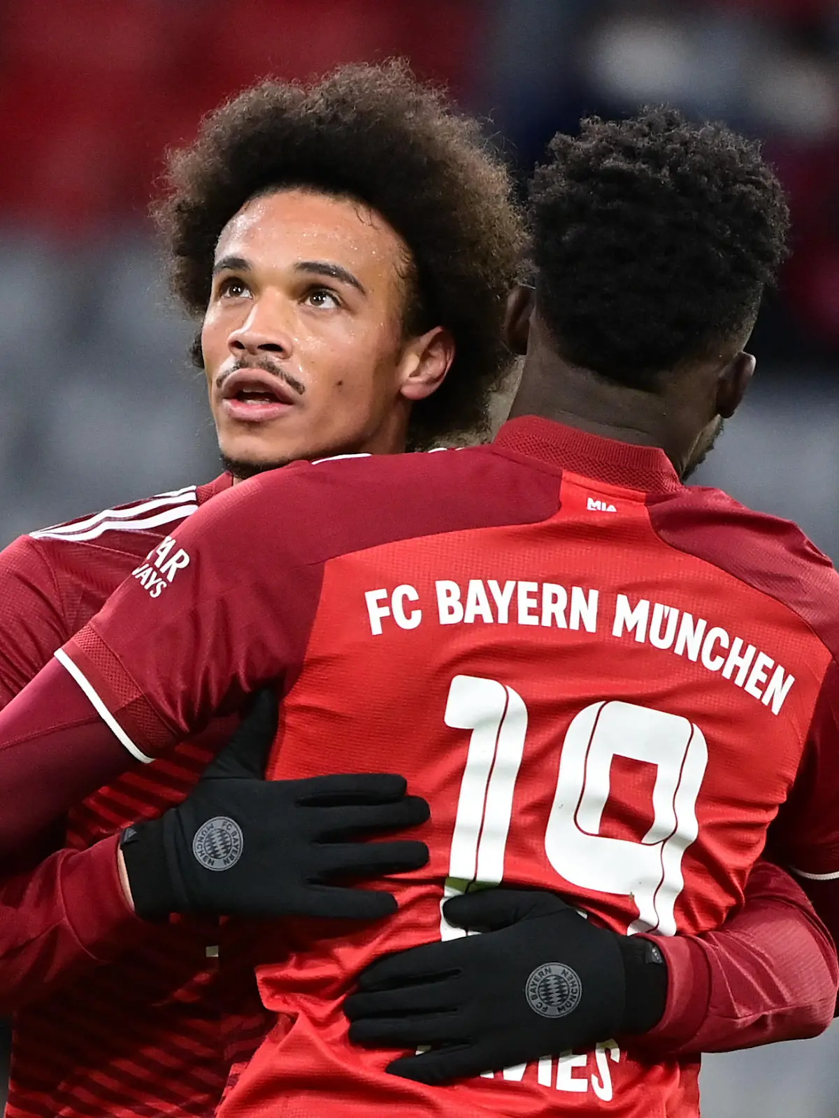 Fußball, Bundesliga, FC Bayern München - Arminia Bielefeld, 13. Spieltag in der Allianz Arena. Münchens Leroy Sane (l) bejubelt sein Tor zum 1:0 mit Alphonso Davies. WICHTIGER HINWEIS: Gemäß den Vorgaben der DFL Deutsche Fußball Liga bzw. des DFB Deutscher Fußball-Bund ist es untersagt, in dem Stadion und/oder vom Spiel angefertigte Fotoaufnahmen in Form von Sequenzbildern und/oder videoähnlichen Fotostrecken zu verwerten bzw. verwerten zu lassen.
