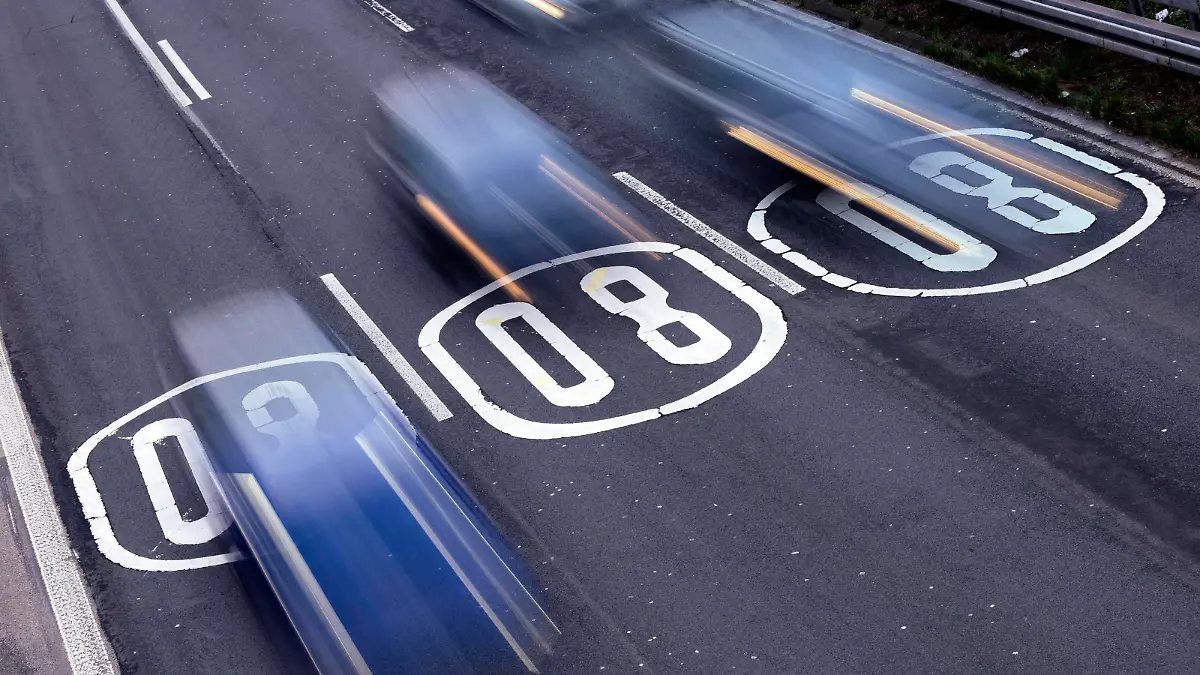 Piktogramme auf der Fahrbahn weisen Autofahrer auf dem Kölner Autobahnring auf Tempolimit 80 Stundenkilometer hin. Themenbild, Symbolbild Köln, 19.11.2020 *** Pictograms on the carriageway inform drivers on the Cologne motorway ring about the speed limit of 80 kilometres per hour Theme picture, symbolic picture Cologne, 19 11 2020 Foto:xC.xHardtx/xFuturexImage