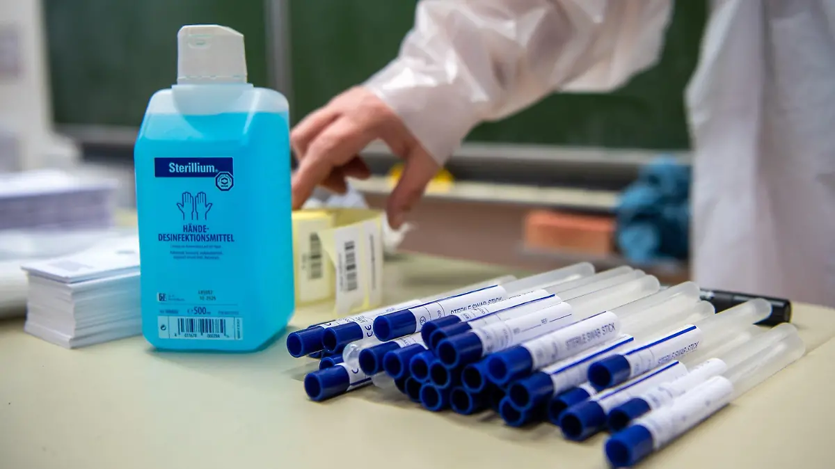 ARCHIV - 11.01.2021, Bremen: Ein mobiles Test-Team bereitet sich im Klassenraum einer Grundschule auf eine Probenentnahme für PCR-Tests vor. (zu dpa: «Lehrer in Niedersachsen fordern professionelle Testteams») Foto: Sina Schuldt/dpa +++ dpa-Bildfunk +++