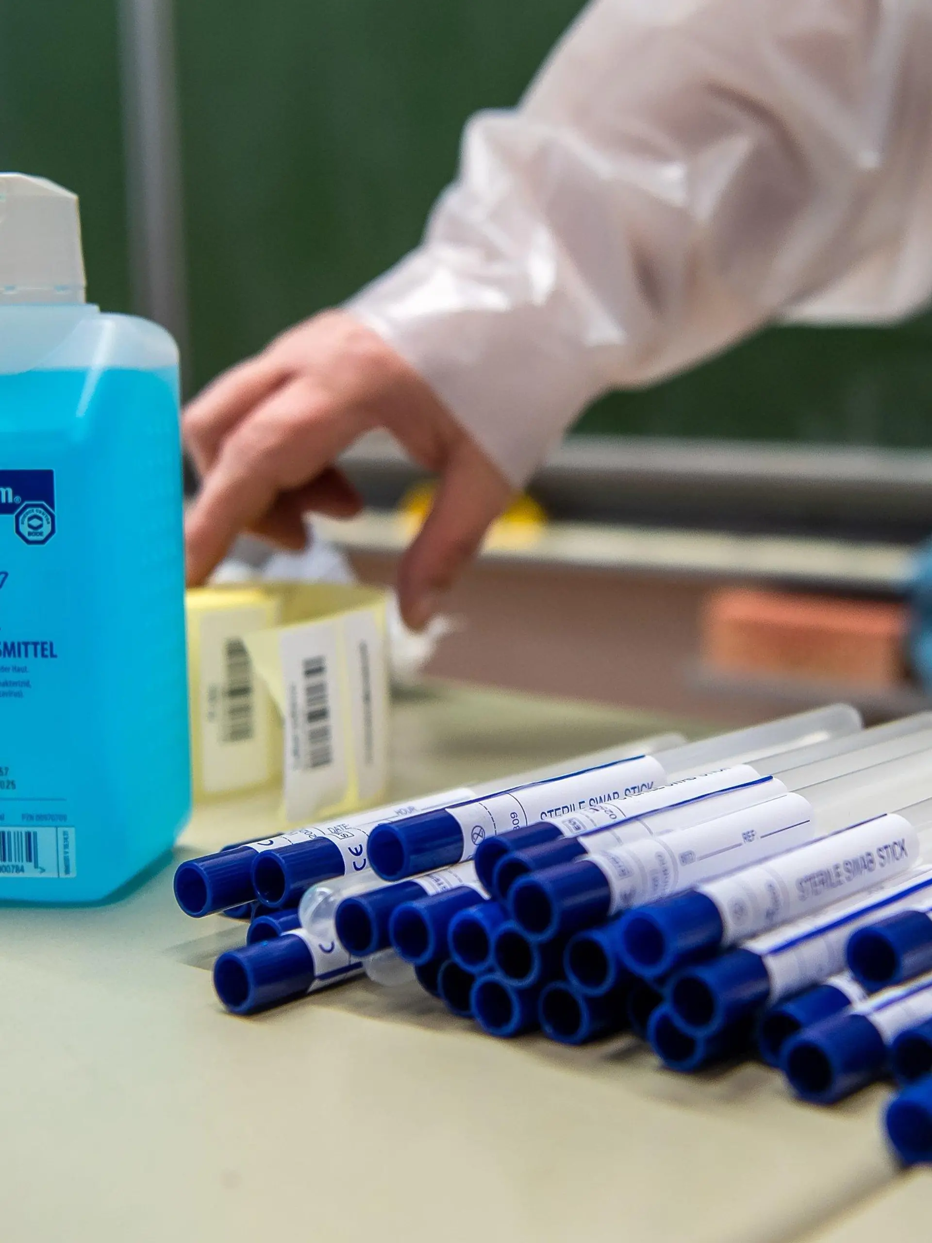 ARCHIV - 11.01.2021, Bremen: Ein mobiles Test-Team bereitet sich im Klassenraum einer Grundschule auf eine Probenentnahme für PCR-Tests vor. (zu dpa: «Lehrer in Niedersachsen fordern professionelle Testteams») Foto: Sina Schuldt/dpa +++ dpa-Bildfunk +++