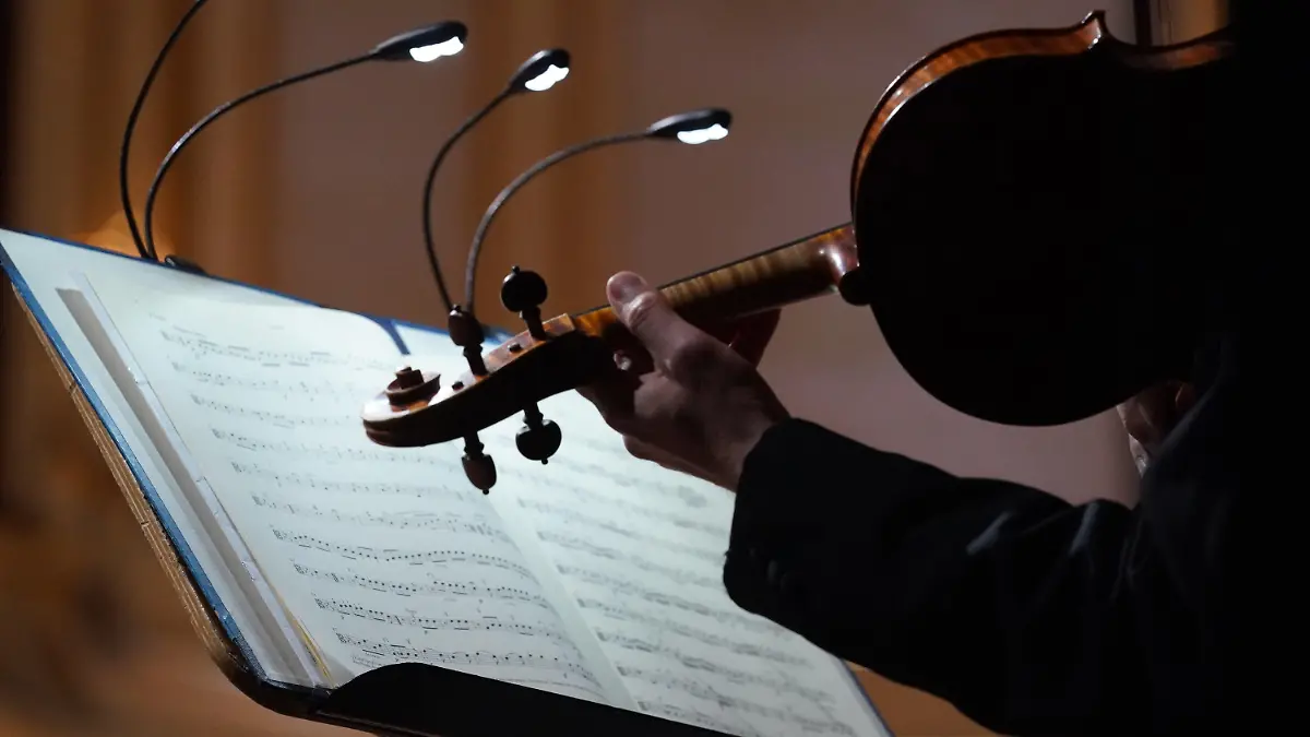 ARCHIV - 20.05.2021, Hamburg: ILLUSTRATION - Ein Orchestermusiker spielt Ludwig van Beethovens 3. Sinfonie während einer Probe. (zu dpa: «Leistungsdruck, Kontrolle und Patzer: Hoher Druck in Orchestern») Foto: Marcus Brandt/dpa +++ dpa-Bildfunk +++